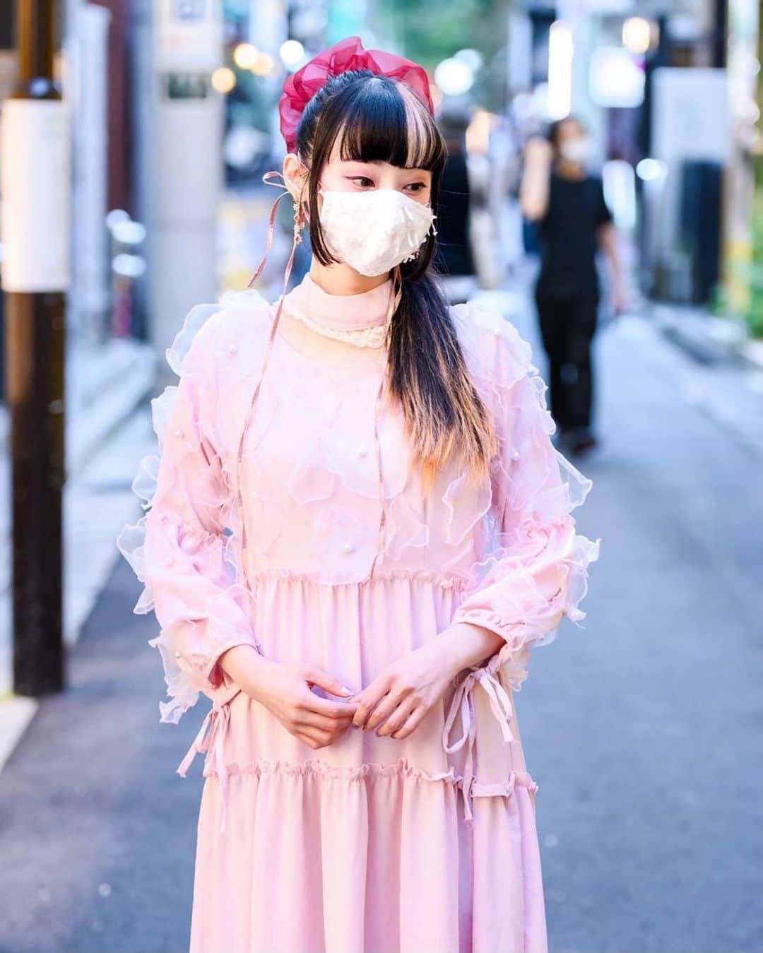 のインスタグラム：「Harajuku date 💘 Photos by @tokyofashion  . . #ootd Mask: #barrackroom Earrings: #mocatokyo Scrunchie: handmade by @aiko.miyamoto  Dress: #barrackroom Shoes: #emilytemplecute  Nails by @number76_chisako @number76_nail_eyelash  . . #rinrindoll #japan #tokyo #harajuku #japanesefashion #tokyofashion #harajukufashion #東京 #コーデ #今日のコーデ #girlyfashion #vintage #vintageremake #vintagefashion #facemask #ビンテージ #古着 #リメイク #マスク #かわいいマスク #秋コーデ #autumnfashion」