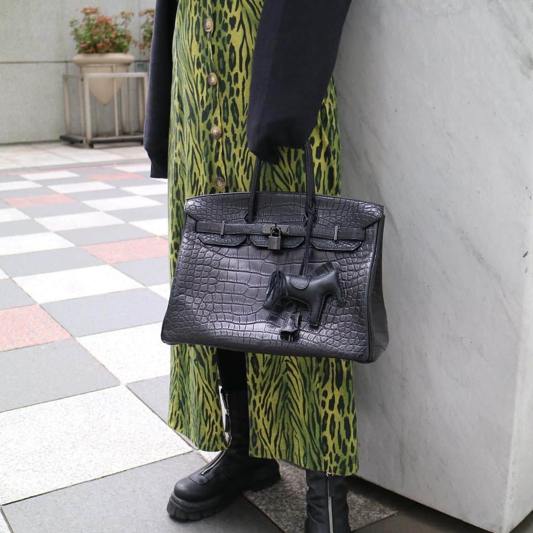 Vintage Brand Boutique AMOREさんのインスタグラム写真 - (Vintage Brand Boutique AMOREInstagram)「HERMES SO BLACK #Birkin35 in Matt Alligator and Rodeo MM  📌Not available online, DM us to Order  ✈️Free Shipping Worldwide 📩DM for more info and pricing  ➡️info@amorevintagetokyo.com   #hermes #hermesbirkin #hermessoblack #hermesrodeo」12月4日 17時08分 - amore_tokyo