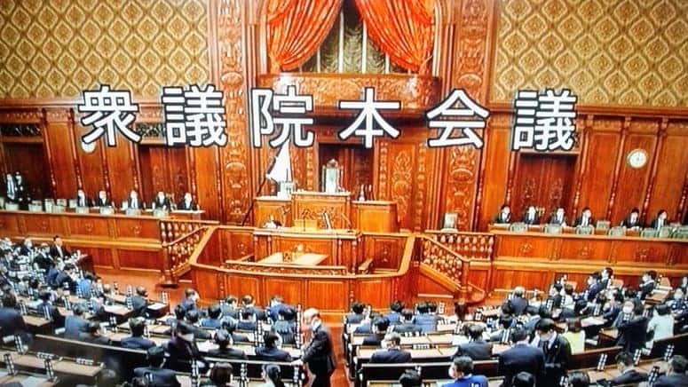 海江田万里さんのインスタグラム写真 - (海江田万里Instagram)「明日で会期末を迎える第２０３国会。 私たち野党４党（立憲民主党・国民民主党・共産党・社会民主党）は、今朝、国会の会期延長を衆議院議長に申し入れをしましたが、お昼からの議員運営委員会理事会で反対多数で否決され、国会は事実上、今日で閉会となります。 そのため、各委員会、本会議で閉会のための手続きが行われました。 新型感染症感染が広がっている状況で、たった４１日間で国会をあっさり閉じてしまうのはあり得ないと思いますが、与党にとっては国会が開いていると野党から追及される問題が多くあり、一日でも早く閉会したいのでしょう。引き続き党内で新型感染症対策や野党合同ヒアリングなどを開き、各委員会で行われる閉会中審査に備えます。 なお、本日も国会議員１名がＰＣＲ検査で陽性が判明しました。国会にも新型感染症の猛威がひたひたと迫っていることを感じています。  #立憲民主党　#衆議院議員　#海江田万里　#閉会」12月4日 17時18分 - kaiedabanri