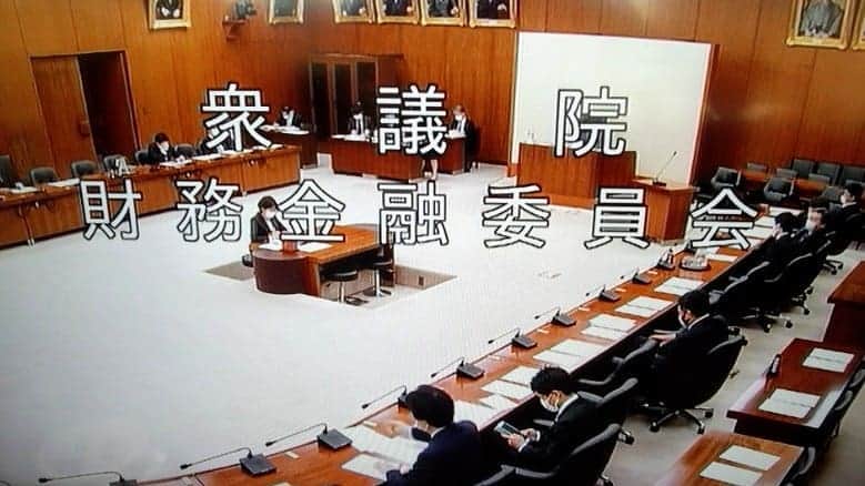 海江田万里さんのインスタグラム写真 - (海江田万里Instagram)「明日で会期末を迎える第２０３国会。 私たち野党４党（立憲民主党・国民民主党・共産党・社会民主党）は、今朝、国会の会期延長を衆議院議長に申し入れをしましたが、お昼からの議員運営委員会理事会で反対多数で否決され、国会は事実上、今日で閉会となります。 そのため、各委員会、本会議で閉会のための手続きが行われました。 新型感染症感染が広がっている状況で、たった４１日間で国会をあっさり閉じてしまうのはあり得ないと思いますが、与党にとっては国会が開いていると野党から追及される問題が多くあり、一日でも早く閉会したいのでしょう。引き続き党内で新型感染症対策や野党合同ヒアリングなどを開き、各委員会で行われる閉会中審査に備えます。 なお、本日も国会議員１名がＰＣＲ検査で陽性が判明しました。国会にも新型感染症の猛威がひたひたと迫っていることを感じています。  #立憲民主党　#衆議院議員　#海江田万里　#閉会」12月4日 17時18分 - kaiedabanri