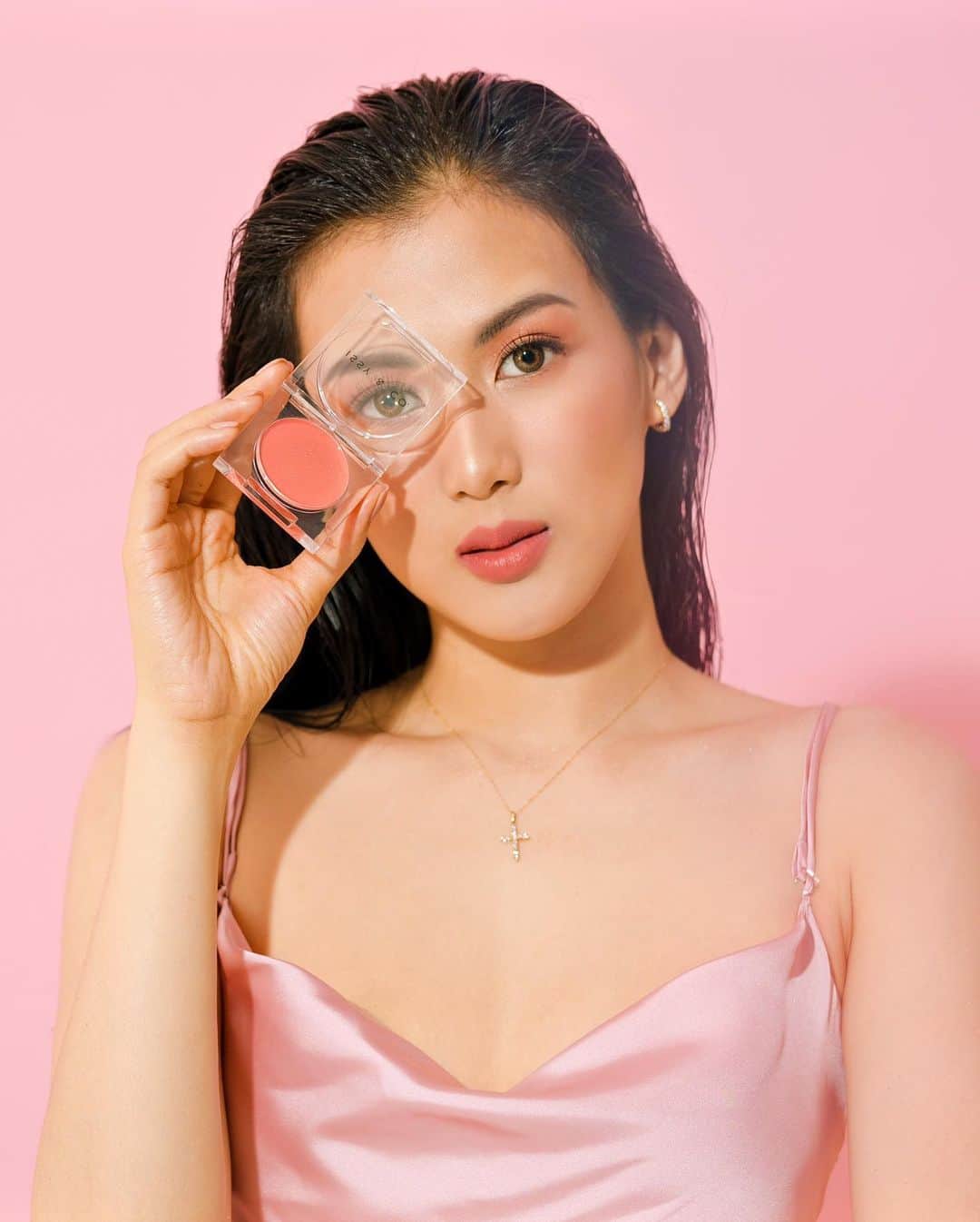 Alex Gonzagaさんのインスタグラム写真 - (Alex GonzagaInstagram)「Holiday season means new shades for our lip mousse and creme blush. Check out @issyandcompany holiday collection now 💕」12月4日 17時11分 - cathygonzaga