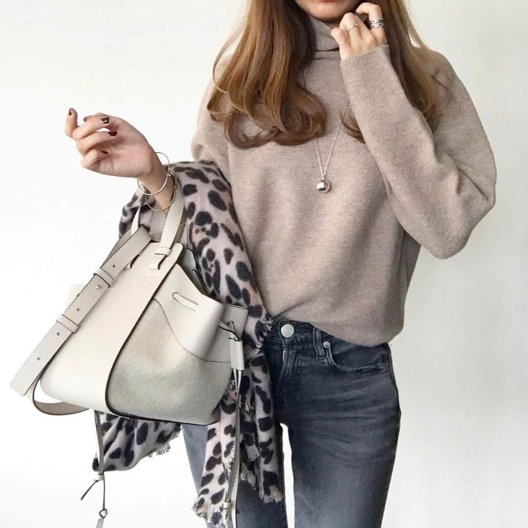 Locariのインスタグラム：「✨ユニクロのニットを素材別に総まとめ✨  押さえておきたい【４大素材】を解説🧡 「#ユニクロニット部」のコーデと合わせてお楽しみください！  記事 ▶ https://locari.jp/posts/1189231  #uniqlo #uniqloコーデ #coodinate #fashion #pr #locari #秋コーデ #ユニクロニット族 #ユニクロ購入品 #ユニクロ賢者」