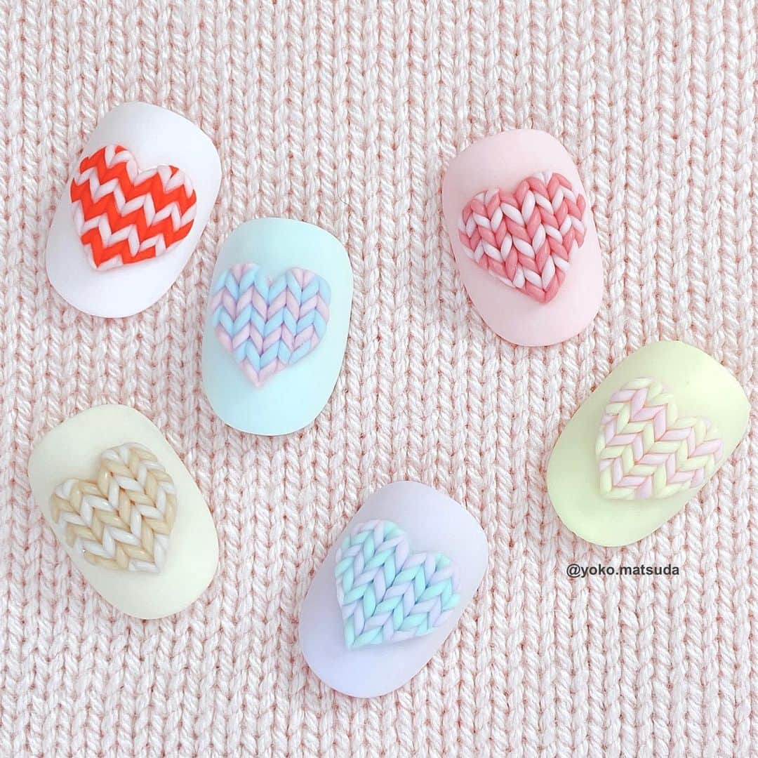 松田ようこさんのインスタグラム写真 - (松田ようこInstagram)「♡Knit nails♡  ふんわりした編み目が 本物のニットみたいな ハートニットネイル  現在お受付中の オンラインニットレッスンでは　 基本の編み方から ハートニットなどの応用まで　 幅広くレッスン中です♡  お申込みは プロフィールから♡♡♡  #Knitnails  #knitnailart  #knitnaildesign  #ニットネイル #ハートニットネイル #yokomatsuda  #松田ようこ　 #riccagel  #nailpartner」12月4日 17時27分 - yoko.matsuda