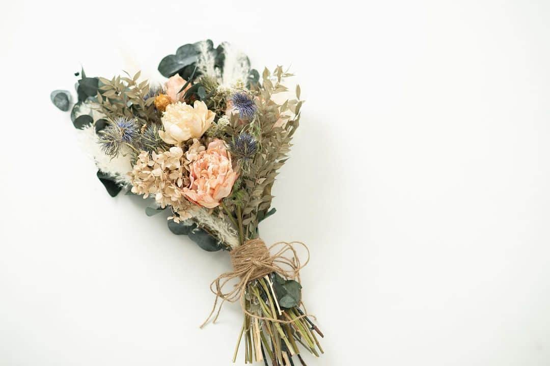 St.AQUA 東京の結婚式場 サンアクアチャペルのインスタグラム：「〜item photo〜  bouquet💐 Shoko Nemoto  #flower  #トータルコーディネート  #花嫁コーディネート  #くすみカラー  #家族婚 #少人数結婚式 #純白ウェディング #フォトウェディング  #生花ブーケ #オリジナルブーケ #アートフラワー  #おしゃれ花嫁  #花嫁diy  #結婚式場探し #結婚準備  #みんなのウェディング  #サンアクアチャペル  #お急ぎ婚 #2021年春婚  #2021年夏婚 #2021年婚」