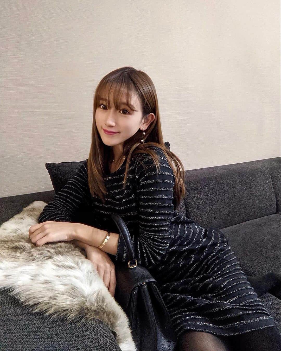 のインスタグラム：「. . Xmas気分になるキラキラワンピース🎄❤️ thx @petitbateau_jp  . . 娘たちが風邪をひいて家の周り以外出かけていなかったので、すっかり更新していませんでした🤧 熱はないけど鼻水がすごくてメルシーポットで格闘。 鼻風邪だと夜寝苦しそうで可哀想になるよね😢 もうすぐニナの2歳のお誕生日なので、私の頭の中はお誕生日会のことでいっぱいです🎂❤️ . #petitbateau #onepiece #christmas #celine16 #cartierlovebracelet #プチバトー #プチマトロ #ワンピース #姉妹ママ #150cmコーデ #sサイズコーデ」