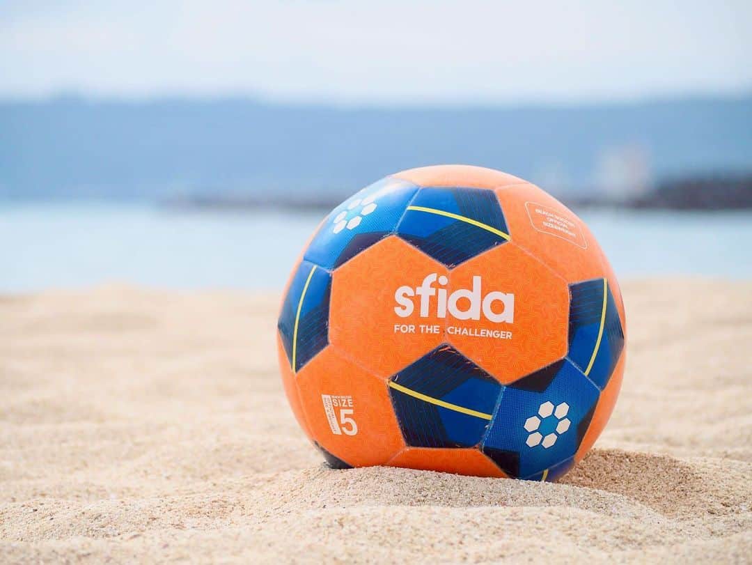 のインスタグラム：「. 【sfida初のビーチサッカーボールが『第4回ビーチサッカー沖縄カップsupported by sfida』公式球に決定！】  sfidaはユニフォームサプライヤーである「ソーマプライア沖縄」が主催する『第4回ビーチサッカー沖縄カップsupported by sfida』を特別協賛社としてサポートすることを決定いたしました！ 12月19.20日に行われる参加チーム数、観客数共に日本最大規模のビーチサッカー大会です⛱  さらに！全国の強豪チームが集うトップカテゴリの試合ではsfida初のビーチサッカーボール「VAIS Beach Soccer」が採用されることが決定いたしました🎉  公式試合球となる「VAIS Beach Soccer」は 本日より販売スタート！  商品詳細は画像をタップ☞  #sfida #スフィーダ #ビーチサッカー #beachsoccer #ソーマプライア沖縄 #solmarpraia #ビーチサッカー沖縄カップ #西原きらきらビーチ #ビーチサッカーボール #football #フットボール #soccer #サッカー #sports #スポーツ #ボール #ball #vais #新発売 #新商品」