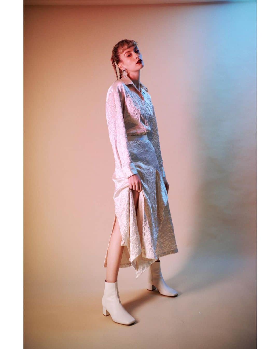 のインスタグラム：「SLY Christmas Collection May all your Christmas wishes come true! ——————————————————— 12/11(FRI)入荷予定 ☑︎WRINKLE SATIN SHAPED SH (030DA030-4070) IVOY,D/GRN ¥8,000+tax #THROWbySLY  12/11(FRI)入荷予定 ☑︎WRINKLE SATIN DRAPE SK (030DA031-4060) IVOY,D/GRN ¥9,000+tax #THROWbySLY  SLY店舗・SHEL'TTER WEBSTORE・ZOZOTOWNにて発売中ㅤ ☑︎HANGING MARBLE EARRINGS (030DAZ56-6350) SLV,GLD ¥3,500+tax  SLY店舗・SHEL'TTER WEBSTORE・ZOZOTOWNにて発売中 ☑︎VEGAN LEATHER ANKLE BOOTS (030DAA55-6200) IVOY,CAM,BLK ¥9,990+taxㅤㅤㅤㅤㅤ ——————————————————— #SLY #SLY_fav」