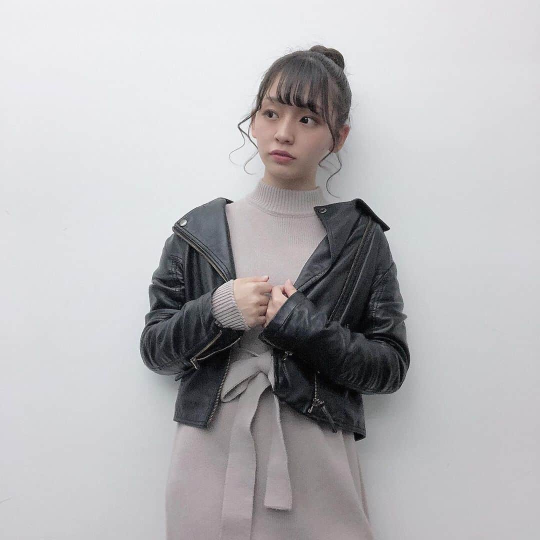 のインスタグラム：「﻿ ﻿ ﻿ ﻿ ﻿ 夏より冬の方がアップヘア多くなるよね﻿ ﻿ ﻿ #ヘアスタイル #ヘアアレンジ﻿ #セルフヘアアレンジ #簡単ヘアアレンジ﻿ #お団子ヘア #ロングヘア﻿ ﻿ #冬服 #ニットワンピ #レザージャケット」