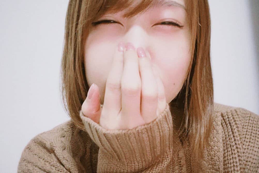 まきさんのインスタグラム写真 - (まきInstagram)「前髪ちょびっと作って  ネイル行って  マツエク行って   気分上がってる〜🥲❤︎  #あゆくま#あゆみくりかまき」12月4日 17時36分 - maki_ayumikurikamaki