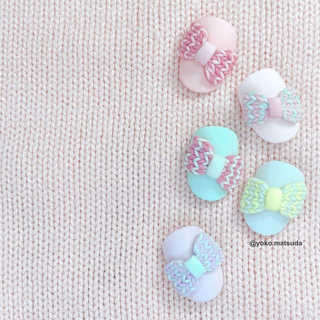 松田ようこさんのインスタグラム写真 - (松田ようこInstagram)「♡Knit nails♡  ふんわりした編み目が 本物のニットみたいな リボンニットネイル  現在お受付中の オンラインニットレッスンでは　 基本の編み方から リボンニットなどの応用まで　 幅広くレッスン中です♡  お申込みは プロフィールから♡♡♡  #Knitnails  #knitnailart  #knitnaildesign  #ニットネイル #リボンニットネイル #yokomatsuda  #松田ようこ　 #riccagel  #nailpartner」12月4日 17時28分 - yoko.matsuda