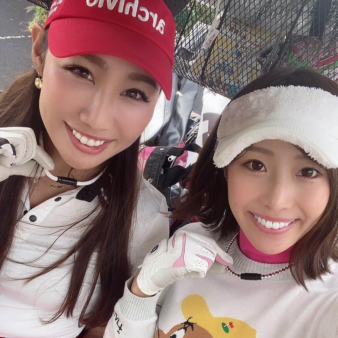 yurieさんのインスタグラム写真 - (yurieInstagram)「何ヶ月か前のw   初めてのキングフィールズ👑  めちゃくちゃ良かった☺️  ガチンコ勝負バトルして 勝ちました💪  ひゃっほーい❤️  ウェアは全身アルチビオ☺️ このセーターあったかすぎてヘビロテ中❤️  #gotogreen #ゴートゥグリーン #ゴルフウェア  #archivio #アルチビオ　#アルチビオコーデ　#ゴルフウェア　#可愛いゴルフウェア　#ゴルフスイング  #笑顔　#smile #ゴルジョモ　#アルチビオ  #ゴートゥグリーン　#gotogreen」12月4日 17時32分 - yurie808golf