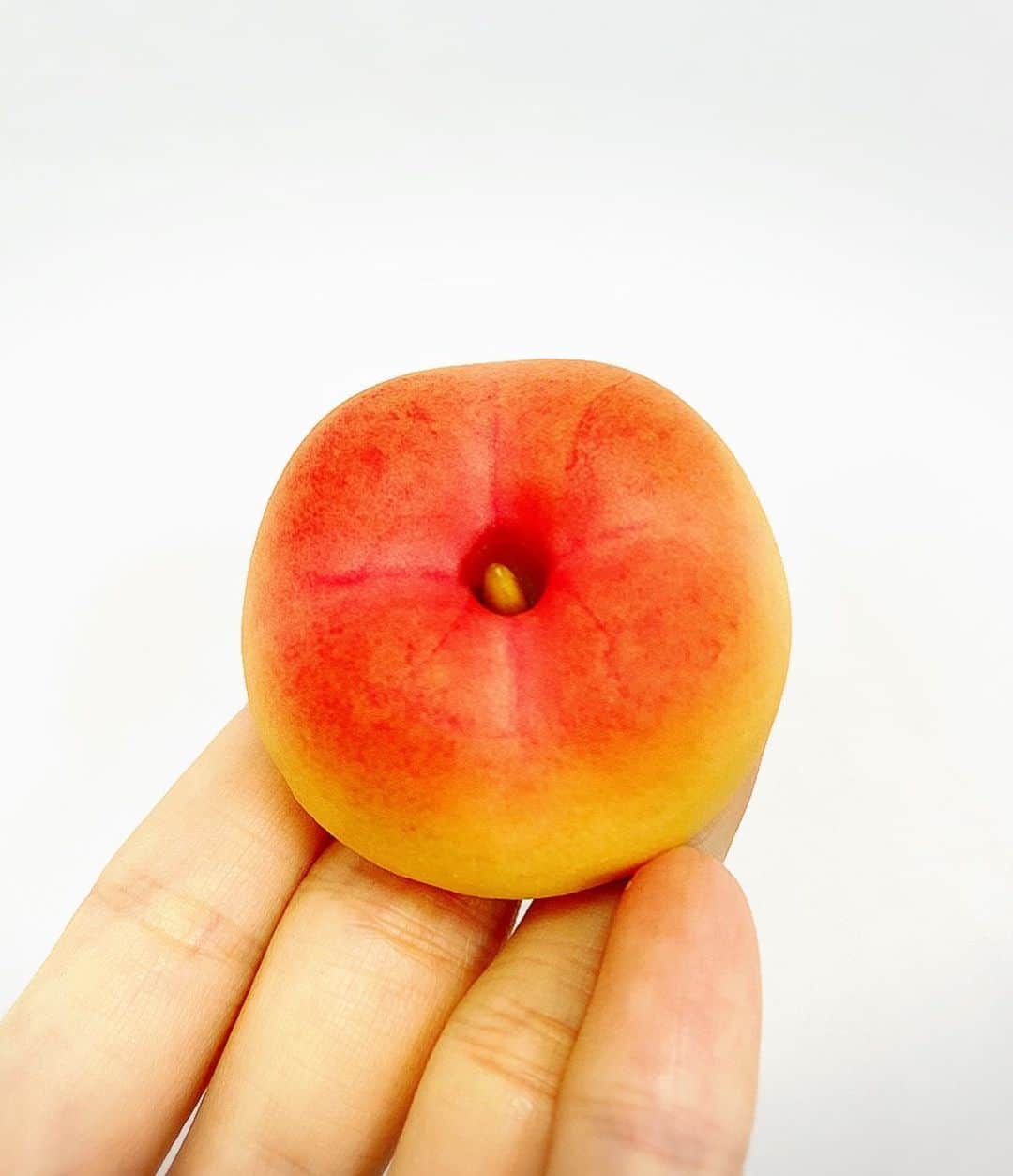 とぎもちさんのインスタグラム写真 - (とぎもちInstagram)「.﻿ 【アンドン土産】﻿ 韓国の安東旅行で﻿ アンドン土産に買った﻿ 安東りんごパン(안동사과빵)🍎﻿ ﻿ これがなかなか美味しかった！﻿ 賞味期限も長いしりんごの旨味詰まった﻿ 美味しいりんごのお饅頭😂💓﻿ ﻿ 買って正解！﻿ おすすめです♪﻿ .﻿ #アンドンサグァパン #安東サグァパン #アンドンりんごパン #安東土産 #アンドン土産 #アンドン旅行 #安東旅行 #韓国 #韓国旅行 #韓国土産  #안동사과빵 #안동여행 #안동과자 #먹스타그램 #토기모치 #とぎもちkorea #토기모치mukbang #먹방 #とぎもち安東土産 #とぎもちアンドンサグァパン」12月4日 17時32分 - togistagram