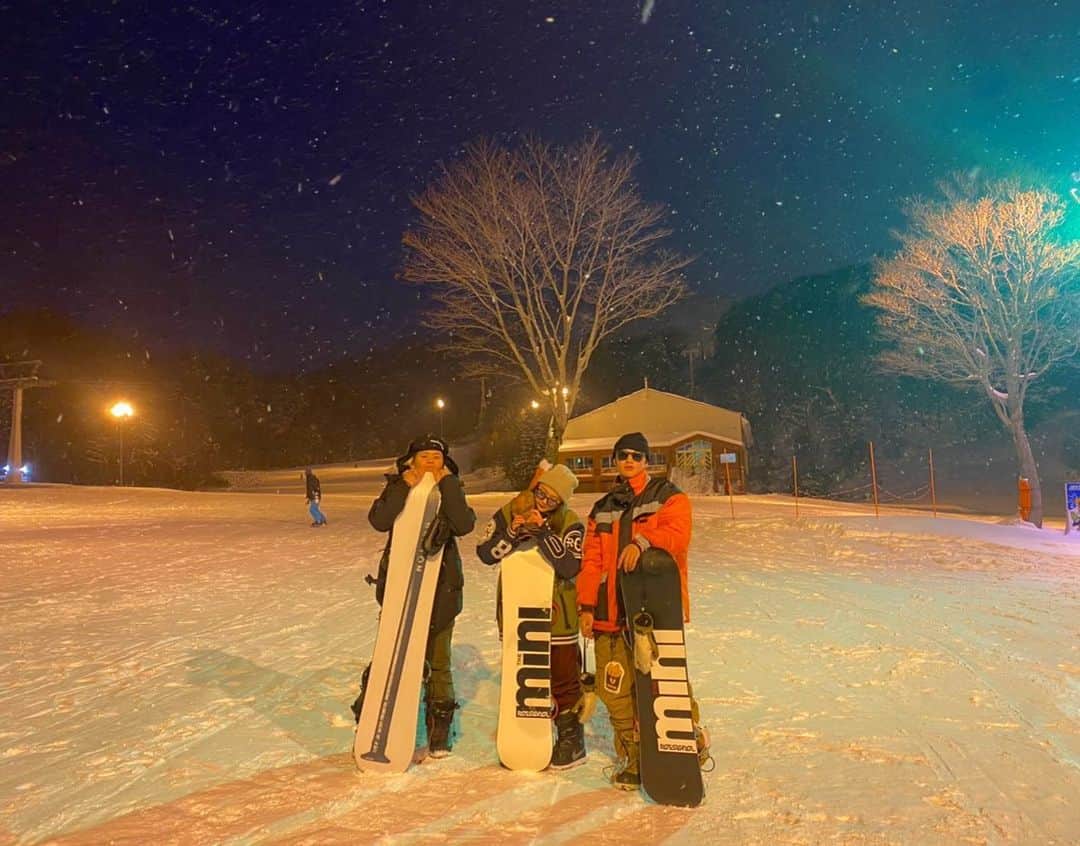 新井雄大さんのインスタグラム写真 - (新井雄大Instagram)「Season in 今年は131cmの板。 Kids size😂😂 北海道のパウダーに感謝。」12月4日 17時35分 - yudaiarai_14