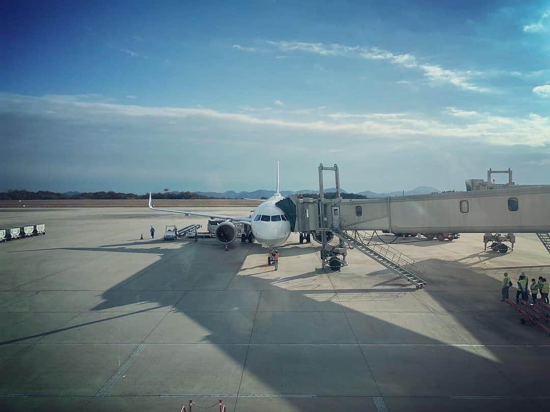 若森さちこのインスタグラム：「広島の空と東京の空。両日ともに快晴で気持ち良かったー！  #無事帰京 #airports」