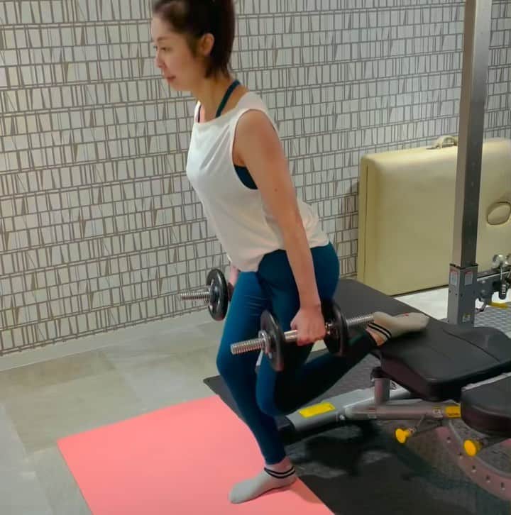 のインスタグラム：「☆﻿ 久しぶりのトレーニング動画﻿ ﻿ 実はこの3ヶ月週一のパーソナル休まずに続けていきました🏋️‍♂️﻿ ﻿ 体を変えたい！もあったけど﻿ 今は心を鍛えるとき。﻿ 偶然通りかかったジムでそう思って始めました。筋トレを始めて、心身かなりタフになれたと思います。﻿ ﻿ 今みんなが、毎日色んな決断をしながら生活していると思います。それぞれ環境や立場は違っても、みんな何かと闘っているんだと思います。私もです。﻿ ﻿ でも、、、変化を恐れずしなやかに生きたいです。この道は幸せにしか向かっていないんだ！偉そうにすみません。でも、そう信じませんか。﻿ ﻿ ﻿ ﻿ #トレーニング#ヒップアップ#バストアップ#パーソナルトレーニング#トレーニング女子#筋トレ#筋トレ女子#美ボディ#美ボディメイク#50歳の挑戦#三木美加子#traning#gim#workout#bodymake」