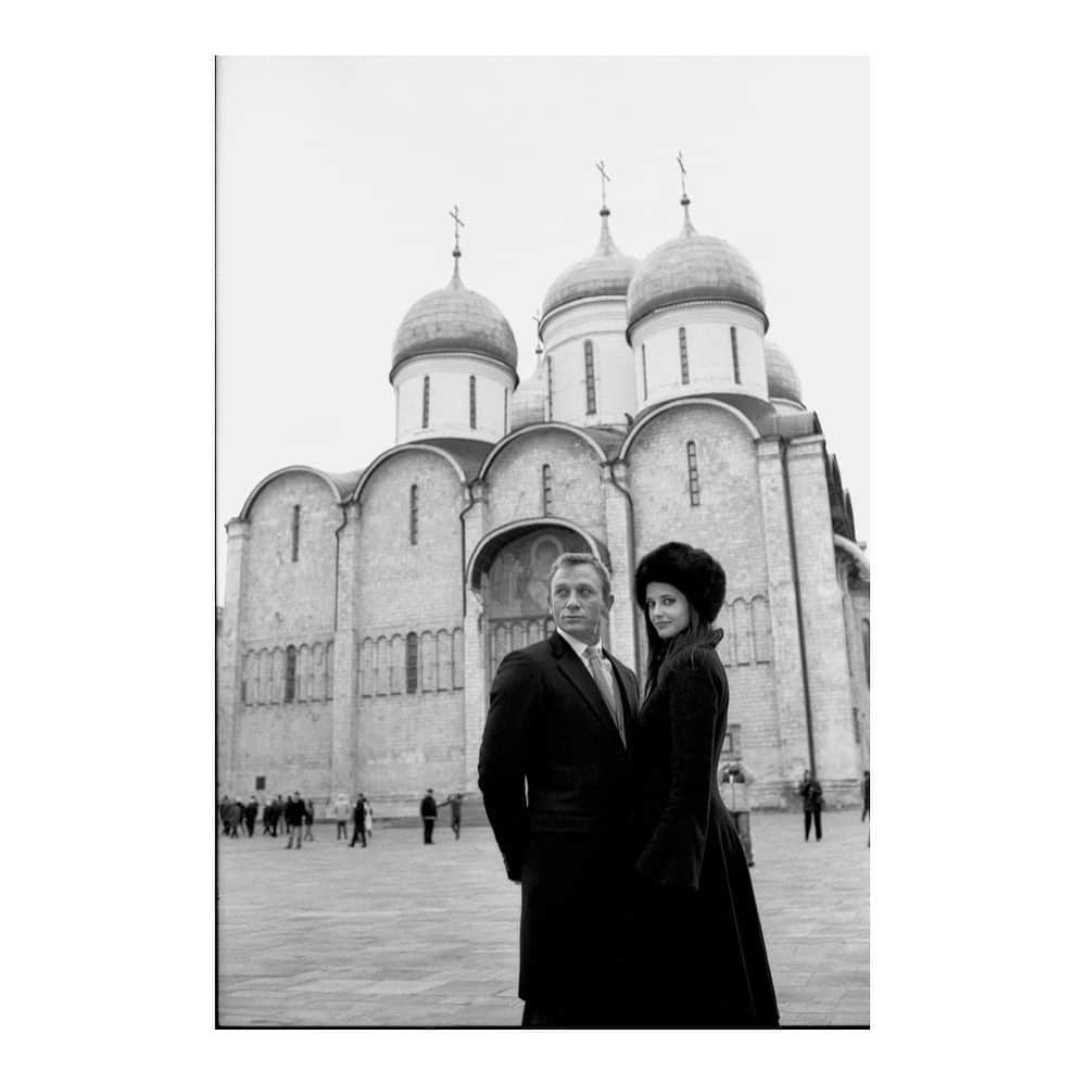 エヴァ・グリーンのインスタグラム：「#flashbackfriday Bond and Vesper in front of the Dormition Cathedral in Moscow, Russia  Photo by Vasiliy Kudryavtsev」