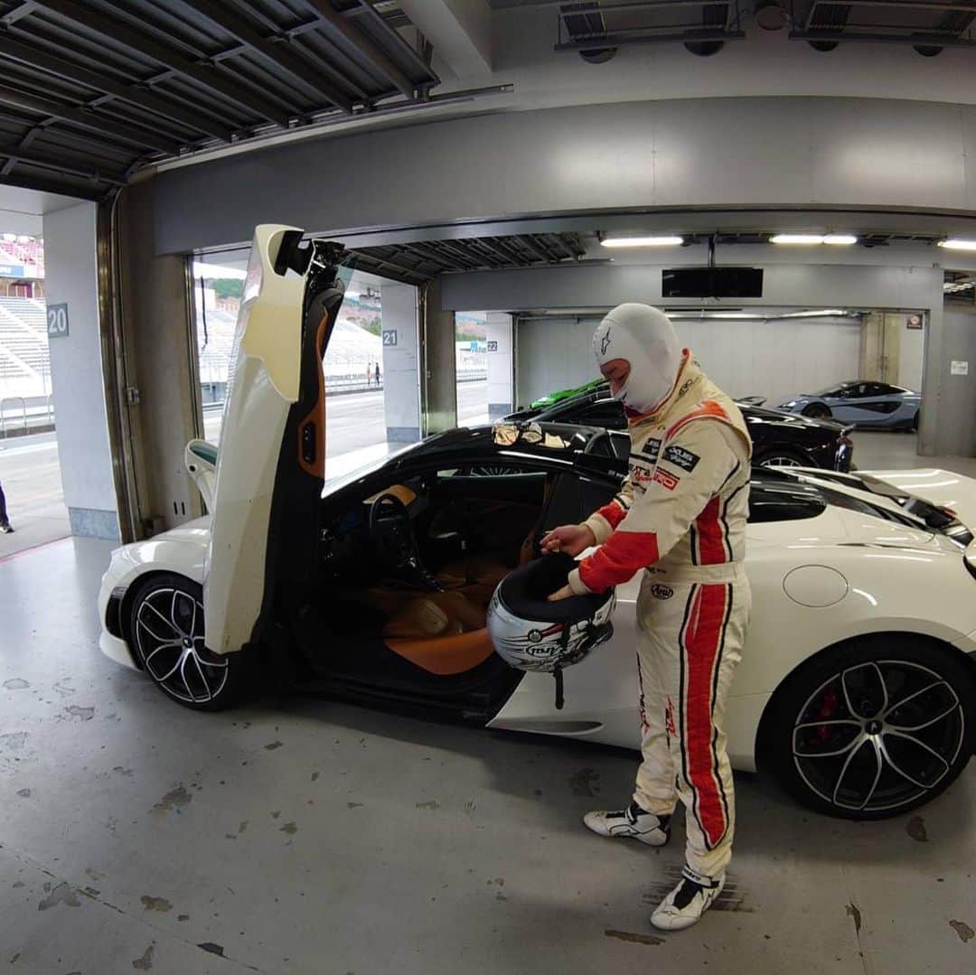 折目遼のインスタグラム：「McLaren Tokyo Driving lesson 今回は、広場トレーニング&サーキット走行のコンビネーション開催‼︎ 寒くなってきたので、エンジンが良く回る！ あっという間に300km/hの世界へ🏎 #mclaren #720s #600lt #650s #570s #fsw」