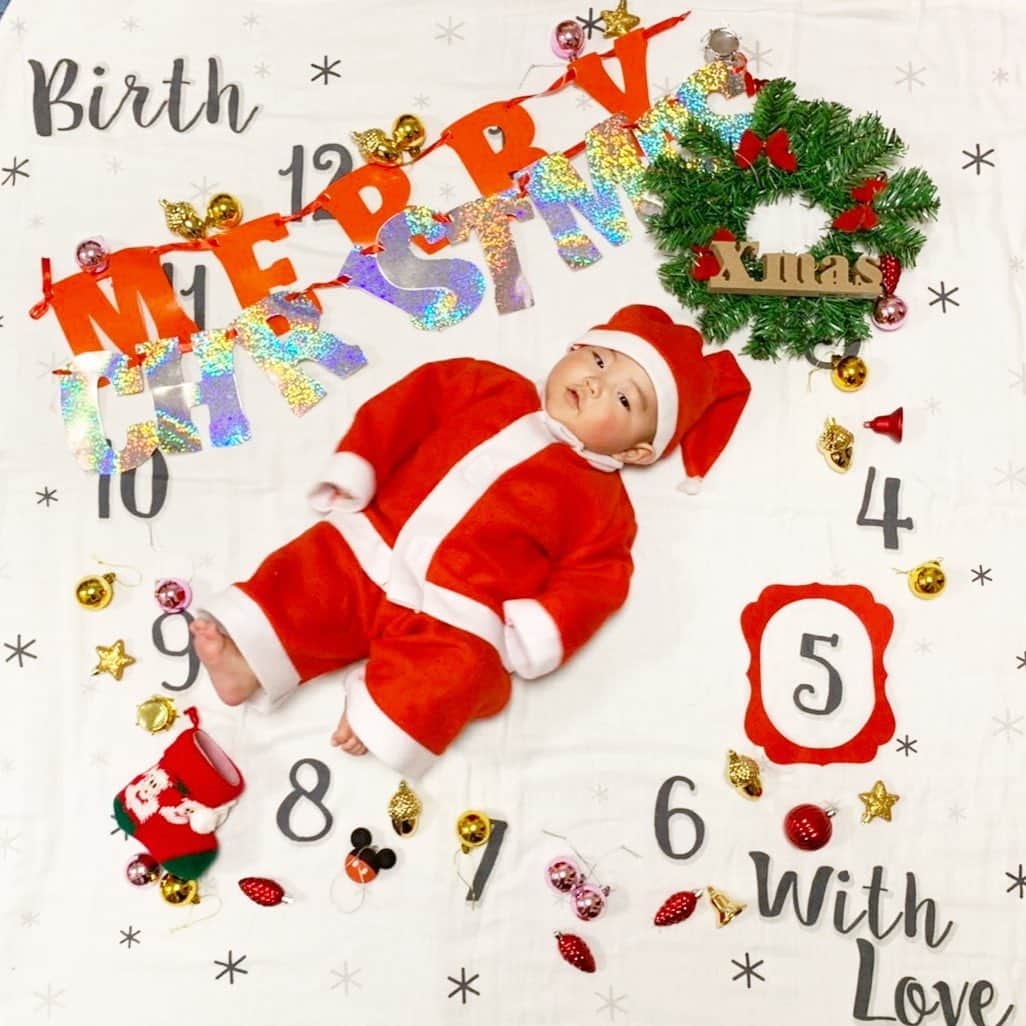 渡部太基のインスタグラム：「. 今日で生後㊗️5ヶ月🎉👶 もうすぐXmasですね🎄🎅✨ #わたべんちのまはろくん #生後5ヶ月 #おめでとう #まはろサンタ #もうすぐクリスマス #寝相アート  #🎅 #🎄」