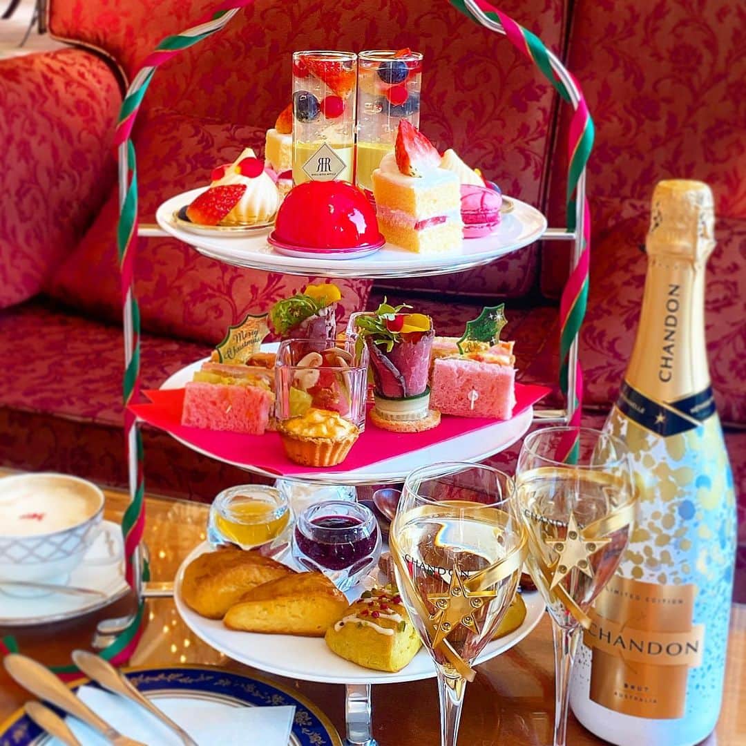 のインスタグラム：「#christmas #afternoontea  リーガロイヤルホテル東京さんの クリスマスアフタヌーンティーでございます〜 @rihgaroyalhotel_tokyo   クラシックな赤緑のクリスマスカラーの3段スタンドに、6種スイーツ、4種セイボリー、2種スコーンに3種のディップと盛りだくさん♡  苺ショート、赤い果実のムース、 白いのは シャンパン #CHANDON のムースです🍾  入刀断面したら、中がとろけてぷるぷる♡  ローストビーフのロールやズワイ蟹🦀のキッシュもおいしかったぁ♡  全体のバランス良さはもちろん、お酒大丈夫な方ならCHANDONセットがお値打ちです♡   スタンプ企画もあって、季節ごとのアフタヌーンティーをCHANDONセットで4回頂くと、未公開な特別シークレットアフタヌーンティーも頂けるそう✨✨‼️  https://www.rihga.co.jp/tokyo/restaurant/list/garden_lounge/sweets#chandon  1階の ガーデンラウンジは、天井が高〜くシャンデリアのもと優雅な気分で楽しめます。窓側の、日本庭園を眺めながらのお席も素敵ですよ✨✨  今は 紅葉🍁とクリスマス気分🎄が同時に楽しめるチャンス🍁🎄🍁🎄  店内お席はディスタンスも取り安全対策万全なのでご安心くださいね♡ ホテルのお部屋で アフタヌーンティーを楽しむ企画もあるそうです♡  季節ごとに伺いたくなるアフタヌーンティー🫖♡お招き感謝でございます✨  詳細はHPへ🔻 https://www.rihga.co.jp/tokyo/restaurant/list/garden_lounge/  #リーガロイヤルホテル東京 #rihgaroyalhotel #ガーデンラウンジ #モンブランの世界#ホテルスイーツ#里井真由美#里井ワグリーナ真由美#ワグリーナ#ワグリーナ真由美#japan#アフタヌーンティー#零食#さといいね#스위트#ありが糖運動#まゆログ#甜食#フードジャーナリスト里井真由美」