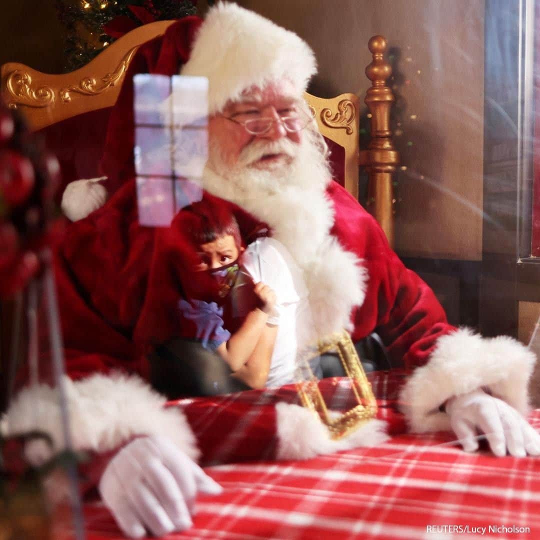 ABC Newsさんのインスタグラム写真 - (ABC NewsInstagram)「A little boy is reflected in plexiglass as he visits Santa Claus at the Citadel Outlet mall, California. #santaclaus #coronavirus #california」12月4日 18時00分 - abcnews