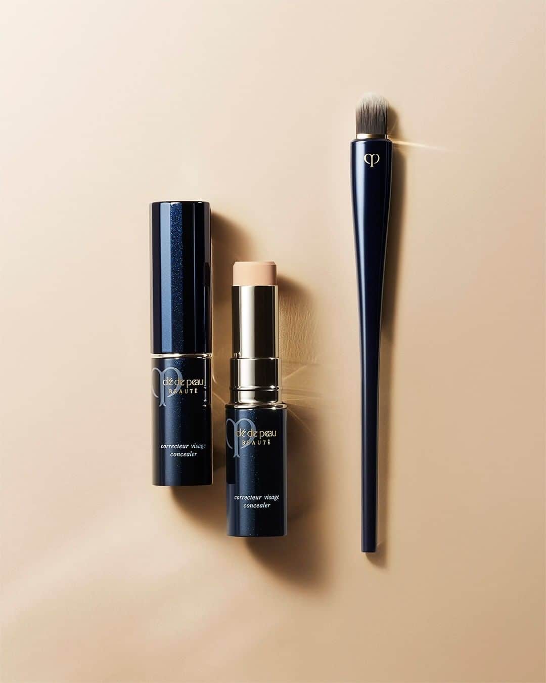 Clé de Peau Beauté Officialさんのインスタグラム写真 - (Clé de Peau Beauté OfficialInstagram)「Enhance your features with our award-winning stick #Concealer. Its luxurious, creamy texture, paired with our handcrafted Kumano Concealer Brush blend effortlessly into skin.」12月4日 18時00分 - cledepeaubeaute