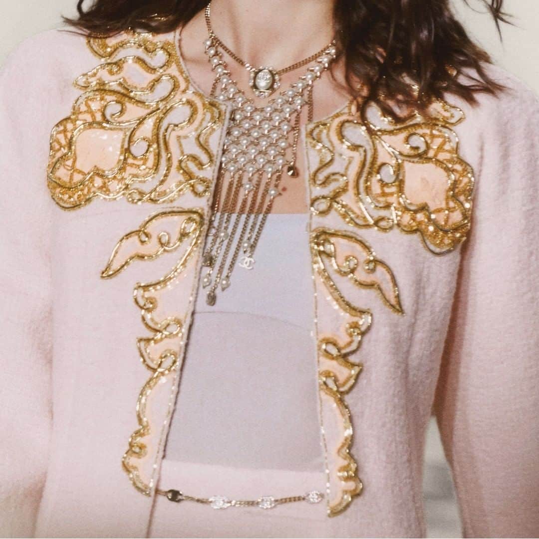シャネルさんのインスタグラム写真 - (シャネルInstagram)「Feminine simplicity in powder pink, accented with sinuous golden embroidery by Lesage.  ‘Le Château des Dames’, CHANEL 2020/21 Métiers d’art collection.  See all the looks at chanel.com  #CHANELMetiersdart #CHANEL @Le19M #Le19M @MaisonDesrues #Desrues @Lesage #Lesage @Vittoria」12月4日 18時00分 - chanelofficial