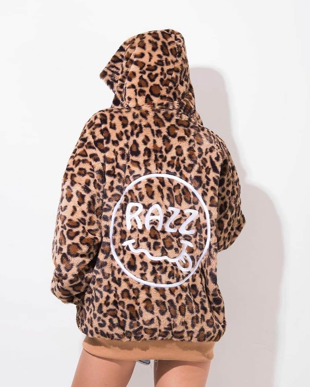 BITTER STORE OFFICIAL Instagramさんのインスタグラム写真 - (BITTER STORE OFFICIAL InstagramInstagram)「. RAZZ 2020 AW COLLECTION . Leopard zip-up fake fur hoodie . 新作販売開始です🔥🔥 . 購入は写真をタップまたはストーリーズから💁‍♂️ . 品番:razz20-5 . #razz #razztokyo #bitter #bitterstore .」12月4日 18時01分 - bitter_store