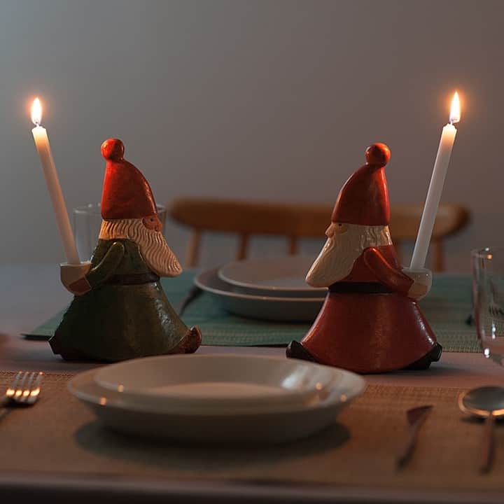 フリーデザインさんのインスタグラム写真 - (フリーデザインInstagram)「クリスマスシーズンにぴったりなリサ・ラーソンのオブジェが届きました！ . 腰の後ろで手を組み、せかせかと歩いているような、どこか人間味あふれる彼は「ストレスサンタ／Stress Tomte」。忙しそうに動き回っている様子からこの名前がつけられました。 サンタが持つうつわには穴が開いていて、キャンドルホルダーとしても使用可能です。ダイニングテーブルに飾れば、家族や友人と過ごす食事の時間をよりあたたかなものにしてくれます。  ラインナップはレッド、グリーン、グレーの定番色と限定カラーのブルーを加えた全4色。 複数揃えて一緒に飾れば、絵本のワンシーンの様な賑やかさで、より愛らしさが際立ちます。 . . ▼詳細はプロフィールのリンクからご覧いただけます。 → @freedesign_jp . 【取扱店舗】 #フリーデザインオンラインショップ #フリーデザイン吉祥寺店 . #lisalarson #リサラーソン #lisalarsonceramic #ストレスサンタ #StressTomte #サンタサンタクロース#SantaClaus #Santa #sweden #クリスマス #christmas #xmas #スウェーデン #オブジェ #北欧 #北欧デザイン #スカンジナビアデザイン #北欧雑貨 #北欧スタイル #北欧雑貨のある暮らし #北欧インテリア #freedesign #フリーデザイン」12月4日 18時01分 - freedesign_jp