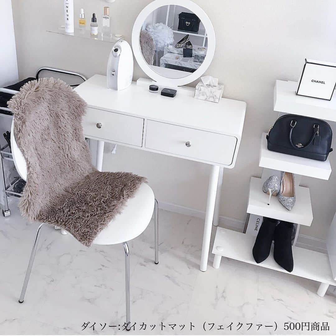 PRESSさんのインスタグラム写真 - (PRESSInstagram)「ダイソー・セリアの﻿アイテムを購入♡ ㅤㅤ 最近購入したダイソー・セリア・ キャンドゥ﻿アイテムも合わせてまとめました📄﻿ ﻿ ☑︎ダイソー:ダイカットマット（500円商品）﻿アイボリー系とモカ系を色違いでGET﻿しました！﻿ ついにワンコインでファーラグまで販売されるなんて😭💓ダイソーの進化が止まらないです！﻿ ﻿ ☑︎セリア:ベロア調アクセサリー収納ケース﻿3種類（ノーマル・15マス・リング用）各100円﻿ ついにセリアでもベロア調ケースを発見﻿しました✨﻿ しかもデザインのバリエーション﻿ 豊富でカラーはチャコールグレーで﻿ かっこいい🥀﻿ ﻿ ☑︎ダイソー:ディスプレイステージ3種類﻿（ディスプレイステージ・ディスプレイブロック『フラット・ブロック』各100円﻿ 高見えプチプラみせるアクセサリー収納にかかせないディスプレイステージを見つけて﻿迷わず購入しました♡！﻿ 3種類のディスプレイステージでメリハリある﻿ディスプレイができそうです😍﻿ ﻿ ☑︎セリア:インテリアスタンド100円﻿ セリアのインテリアスタンドをブック📚﻿スタンドとして活用﻿ 隙間が広めなので、数冊ざっくり立てる﻿立て方がおすすめです♡﻿ ﻿ ☑︎ダイソー・セリア:スリッパ 各100円﻿ ふわもこ冬のスリッパが今年も進化して﻿ました❄︎﻿ ダイソーはグレーのフェイクファー﻿ セリアはアイボリーの柄入りです。﻿ スリッパ立てに立てて置けば、﻿ 実用もばっちりですが、見た目もGOOD👍﻿ ﻿ ☑︎ダイソー:純白バッグ﻿ ☑︎キャンドゥ:LOVEHOMEステッカー﻿ ウォールインテリア用にアレンジしました。﻿ 内側から忍者ピンで固定して壁に設置しよう﻿と思います✨﻿ ﻿ ☑︎ダイソー:ミラー各種（200円〜500円商品）﻿ ミラー200円・300円・500円商品﻿ どれも素敵です♡﻿ 詳細は昨日のPOSTにまとめたので﻿ ぜひ合わせてご覧頂けると 嬉しいです👯‍♀️﻿ ﻿ 今回も購入品8点でした🙇‍♀️﻿ ﻿ 日々ダイソー・セリア・キャンドゥの﻿ 進化が止まらないですね‼︎﻿ 正直今回の購入品は2020年の自分の中で﻿大ヒットなものばかりでした♥️﻿ ﻿ㅤㅤ  Special thanks ❤︎﻿ @maasan_gram  ﻿ —————————————————— ㅤ﻿ ﻿ お気に入りの写真に @press.inc ﻿ タグ🏷して投稿してください♡﻿ あなたのアカウントをご紹介致します! ㅤ﻿ ㅤ﻿ ——————————————————  ㅤㅤ  ㅤㅤ #お部屋 #お部屋紹介 #女子部屋 #部屋作り #部屋 #プチプラ #プチプラ雑貨 #プチプラ部 #100円ショップ #100均パトロール #100均love部 #100均インテリア #100均diy #100均 #ダイソー #ダイソーパトロール #ダイソー購入品 #セリア雑貨 #賃貸インテリア #賃貸 #一人暮らし #一人暮らし女子 #一人暮らしインテリア #100円ショップ #セリア #セリアパトロール #セリア購入品 #モノトーン #キャンドゥ」12月4日 18時11分 - press.inc