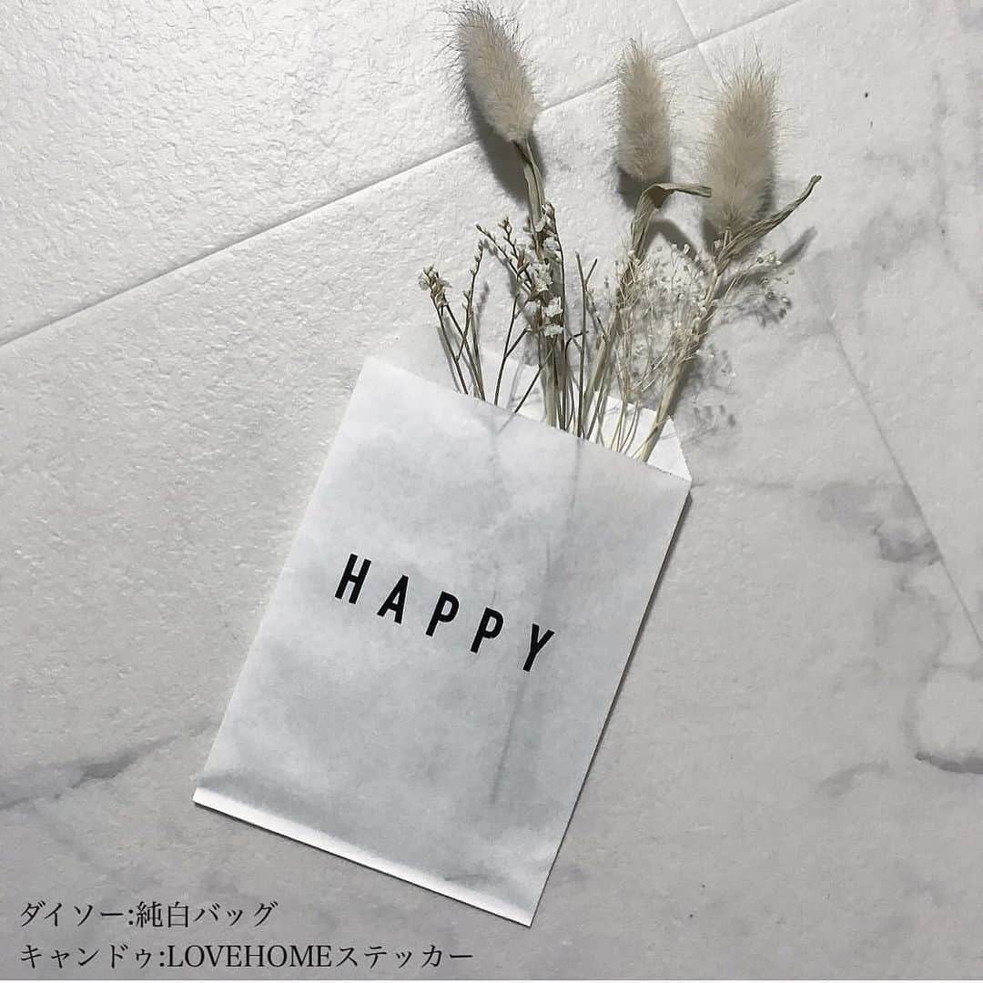 PRESSさんのインスタグラム写真 - (PRESSInstagram)「ダイソー・セリアの﻿アイテムを購入♡ ㅤㅤ 最近購入したダイソー・セリア・ キャンドゥ﻿アイテムも合わせてまとめました📄﻿ ﻿ ☑︎ダイソー:ダイカットマット（500円商品）﻿アイボリー系とモカ系を色違いでGET﻿しました！﻿ ついにワンコインでファーラグまで販売されるなんて😭💓ダイソーの進化が止まらないです！﻿ ﻿ ☑︎セリア:ベロア調アクセサリー収納ケース﻿3種類（ノーマル・15マス・リング用）各100円﻿ ついにセリアでもベロア調ケースを発見﻿しました✨﻿ しかもデザインのバリエーション﻿ 豊富でカラーはチャコールグレーで﻿ かっこいい🥀﻿ ﻿ ☑︎ダイソー:ディスプレイステージ3種類﻿（ディスプレイステージ・ディスプレイブロック『フラット・ブロック』各100円﻿ 高見えプチプラみせるアクセサリー収納にかかせないディスプレイステージを見つけて﻿迷わず購入しました♡！﻿ 3種類のディスプレイステージでメリハリある﻿ディスプレイができそうです😍﻿ ﻿ ☑︎セリア:インテリアスタンド100円﻿ セリアのインテリアスタンドをブック📚﻿スタンドとして活用﻿ 隙間が広めなので、数冊ざっくり立てる﻿立て方がおすすめです♡﻿ ﻿ ☑︎ダイソー・セリア:スリッパ 各100円﻿ ふわもこ冬のスリッパが今年も進化して﻿ました❄︎﻿ ダイソーはグレーのフェイクファー﻿ セリアはアイボリーの柄入りです。﻿ スリッパ立てに立てて置けば、﻿ 実用もばっちりですが、見た目もGOOD👍﻿ ﻿ ☑︎ダイソー:純白バッグ﻿ ☑︎キャンドゥ:LOVEHOMEステッカー﻿ ウォールインテリア用にアレンジしました。﻿ 内側から忍者ピンで固定して壁に設置しよう﻿と思います✨﻿ ﻿ ☑︎ダイソー:ミラー各種（200円〜500円商品）﻿ ミラー200円・300円・500円商品﻿ どれも素敵です♡﻿ 詳細は昨日のPOSTにまとめたので﻿ ぜひ合わせてご覧頂けると 嬉しいです👯‍♀️﻿ ﻿ 今回も購入品8点でした🙇‍♀️﻿ ﻿ 日々ダイソー・セリア・キャンドゥの﻿ 進化が止まらないですね‼︎﻿ 正直今回の購入品は2020年の自分の中で﻿大ヒットなものばかりでした♥️﻿ ﻿ㅤㅤ  Special thanks ❤︎﻿ @maasan_gram  ﻿ —————————————————— ㅤ﻿ ﻿ お気に入りの写真に @press.inc ﻿ タグ🏷して投稿してください♡﻿ あなたのアカウントをご紹介致します! ㅤ﻿ ㅤ﻿ ——————————————————  ㅤㅤ  ㅤㅤ #お部屋 #お部屋紹介 #女子部屋 #部屋作り #部屋 #プチプラ #プチプラ雑貨 #プチプラ部 #100円ショップ #100均パトロール #100均love部 #100均インテリア #100均diy #100均 #ダイソー #ダイソーパトロール #ダイソー購入品 #セリア雑貨 #賃貸インテリア #賃貸 #一人暮らし #一人暮らし女子 #一人暮らしインテリア #100円ショップ #セリア #セリアパトロール #セリア購入品 #モノトーン #キャンドゥ」12月4日 18時11分 - press.inc