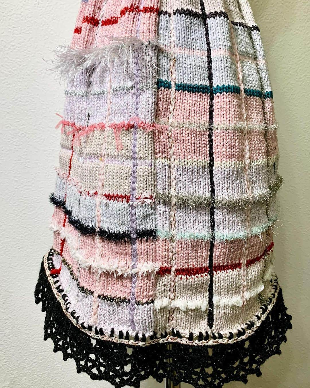 東佳苗さんのインスタグラム写真 - (東佳苗Instagram)「detail✴︎✴︎✴︎ 🧶🪢🪡🧵🎀✂️ ・Hand knit collage camisole (one and only)/縷縷夢兎 ・Hand knit collage skirt (one and only)/縷縷夢兎 ・Hand knit collage belt (one and only)/縷縷夢兎 ・Amulet beads necklace (one and only)/縷縷夢兎  ✴︎all item soldout✴︎ #rurumu #縷縷夢兎」12月4日 18時04分 - usagi_kanae