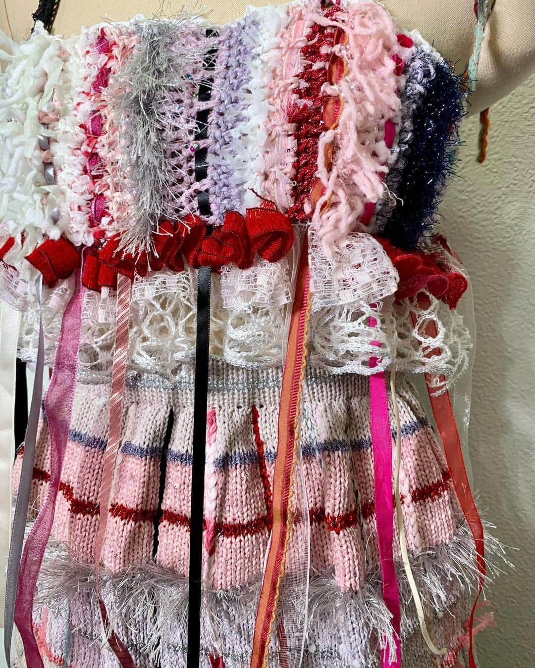 東佳苗さんのインスタグラム写真 - (東佳苗Instagram)「detail✴︎✴︎✴︎ 🧶🪢🪡🧵🎀✂️ ・Hand knit collage camisole (one and only)/縷縷夢兎 ・Hand knit collage skirt (one and only)/縷縷夢兎 ・Hand knit collage belt (one and only)/縷縷夢兎 ・Amulet beads necklace (one and only)/縷縷夢兎  ✴︎all item soldout✴︎ #rurumu #縷縷夢兎」12月4日 18時04分 - usagi_kanae