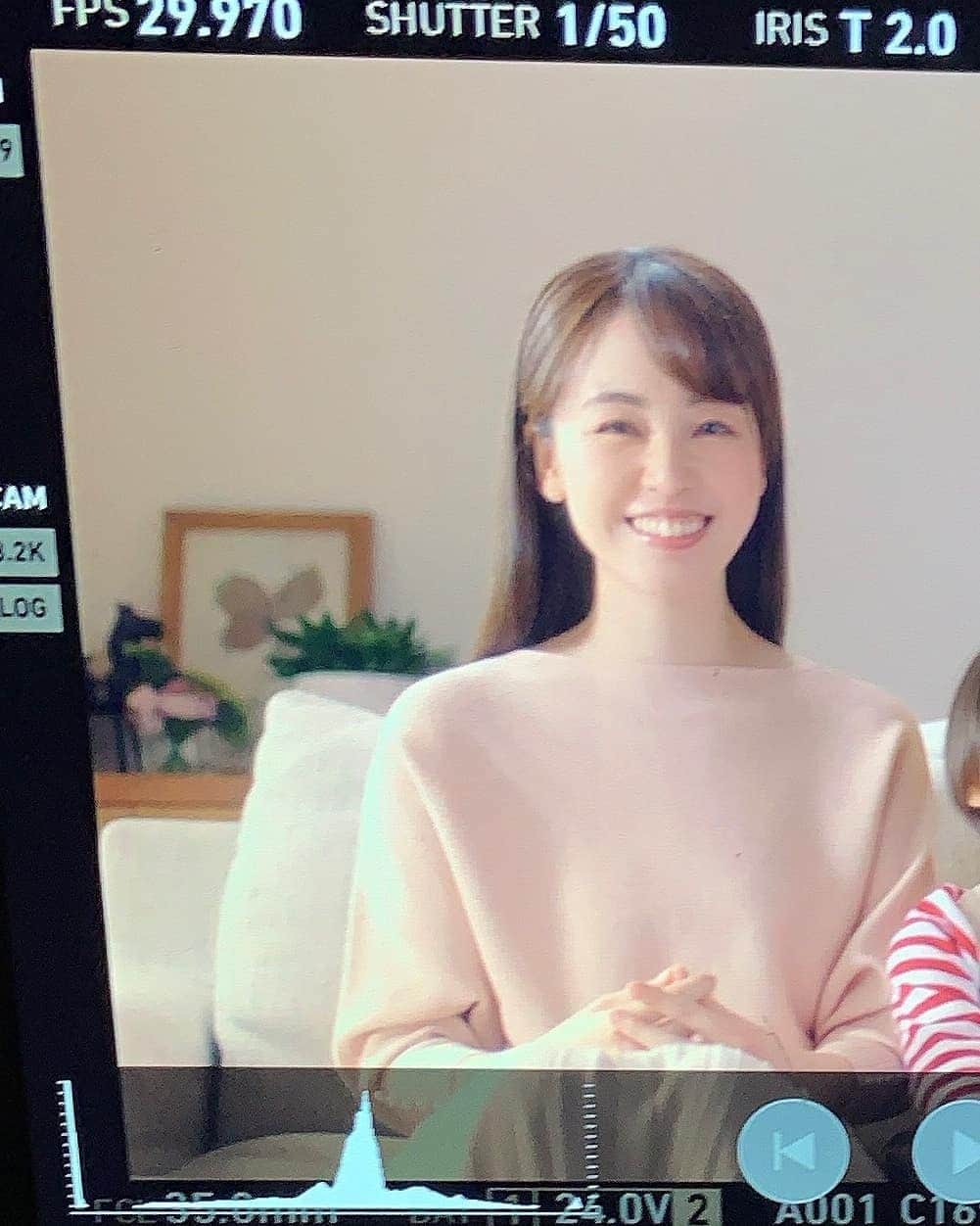 栗田萌のインスタグラム：「🌸出演情報🌸 11/15〜放映中の「オリックス生命」さんのCMに出演させていただいております。 『医療保険キュア・サポート・プラス』『終身保険ライズ・サポート・プラス』2つの商品をご紹介しています。  お気付きになられた方はいらっしゃいますか？🤗 私は今日やっと、初めて観ることができました！もう1パターンも気になります🥺 見つけられた方は、ぜひ教えてくださいね💕  撮影中の様子をヘアメイクさんが撮ってくださいました💐本当は3ショットですが、大人の事情でピンで失礼します。。 #オリックス生命 さん #CM 現在放映中❣️ #くりもえ #栗田萌 見つけてみてね✨」