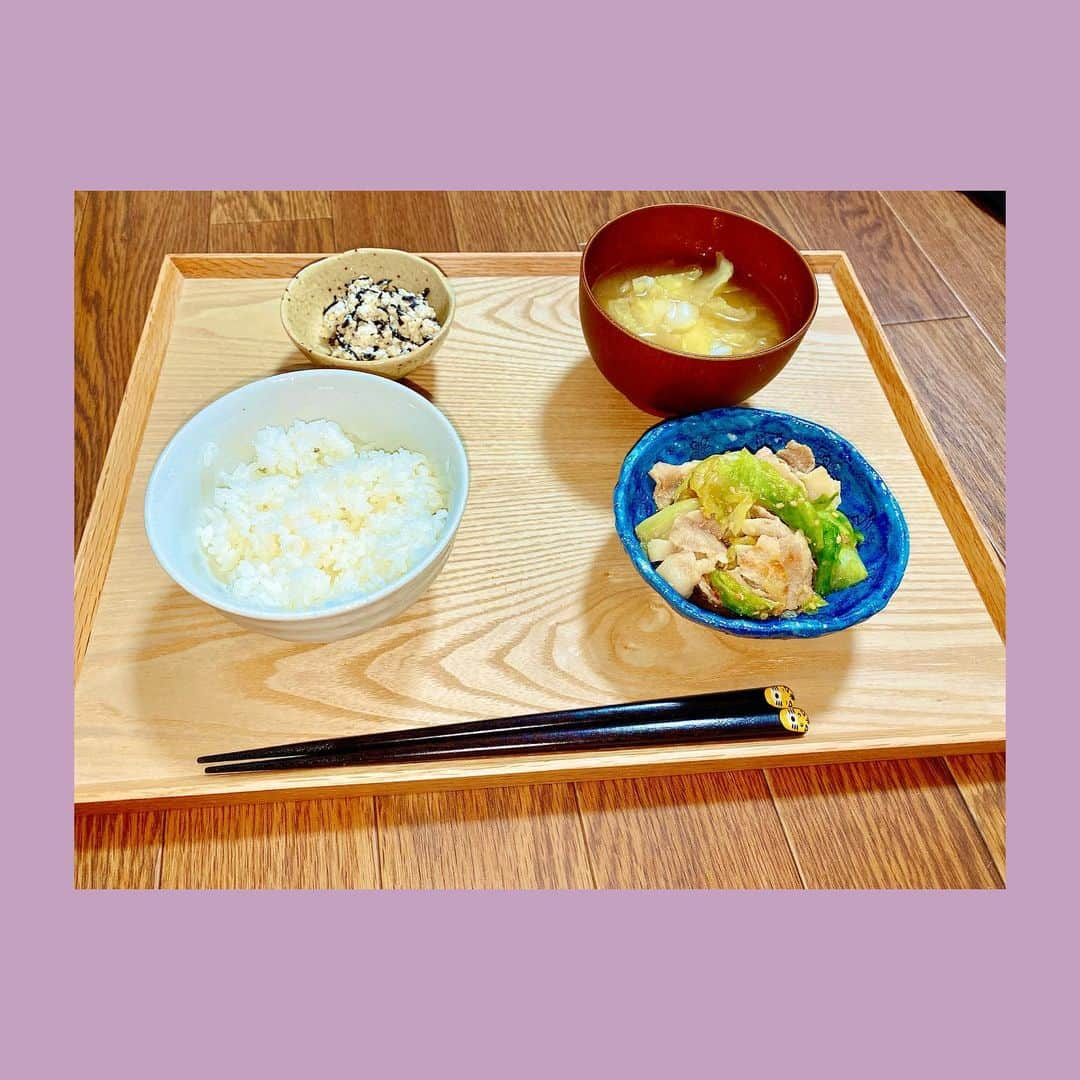 福島雪菜のインスタグラム：「今日の晩ごはん( ˶˙ᵕ˙˶ ) * ✧豚とレタスのうまみ蒸し ✧キャベツのお味噌汁 ✧白米 * 無心でレタス（実はキャベツでした）を 切っていたら、まさかの途中で それがキャベツだったことに気づき😅 * 急遽、キャベツのお味噌汁に 献立変更しました。わら * * #手料理❤️ #おうちごはん」