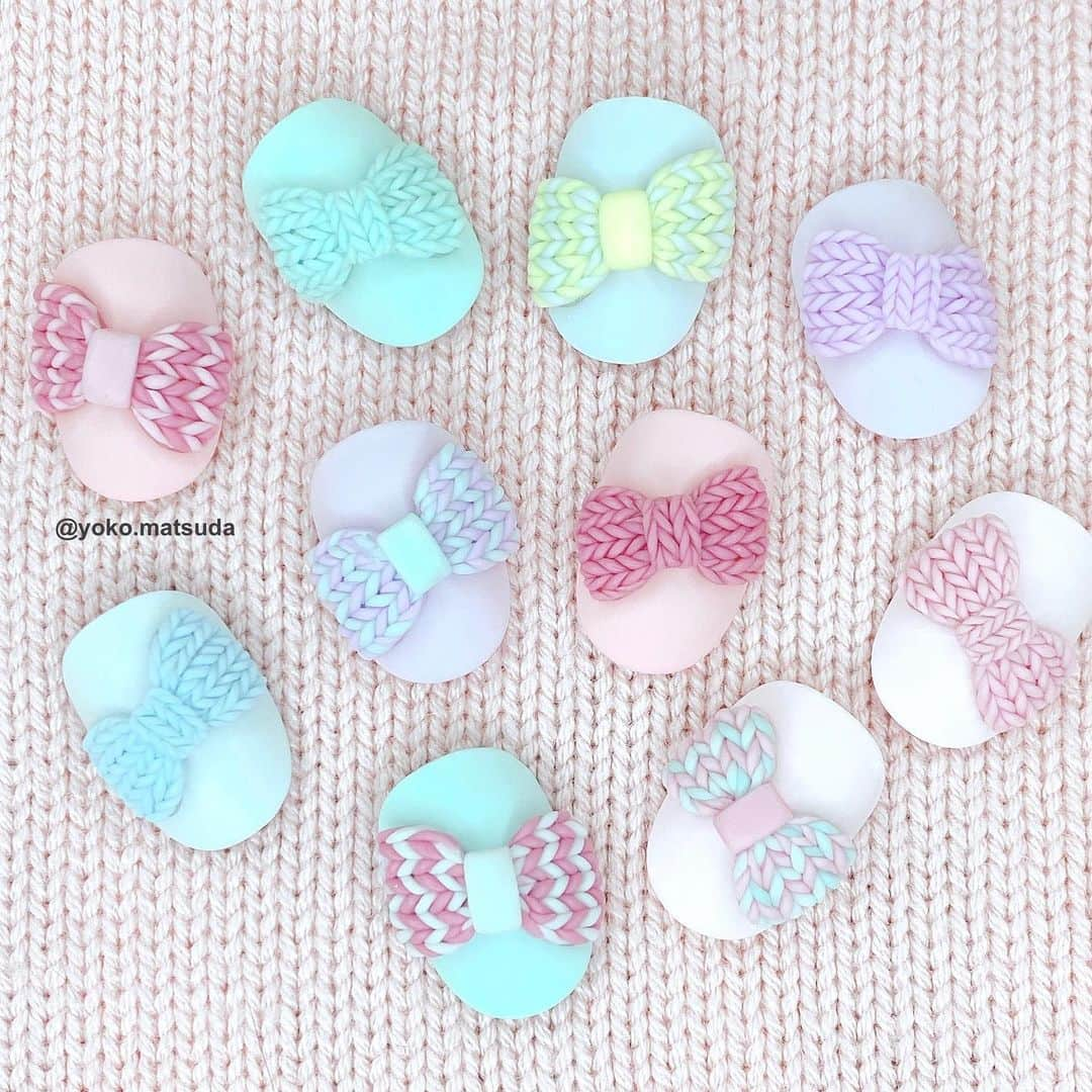 松田ようこのインスタグラム：「♡Knit nails♡  ふんわりした編み目が 本物のニットみたいな リボンニットネイル  現在お受付中の オンラインニットレッスンでは　 基本の編み方から リボンニットなどの応用まで　 幅広くレッスン中です♡  お申込みは プロフィールから♡♡♡  #Knitnails  #knitnailart  #knitnaildesign  #ニットネイル #リボンニットネイル #yokomatsuda  #松田ようこ　 #riccagel  #nailpartner」