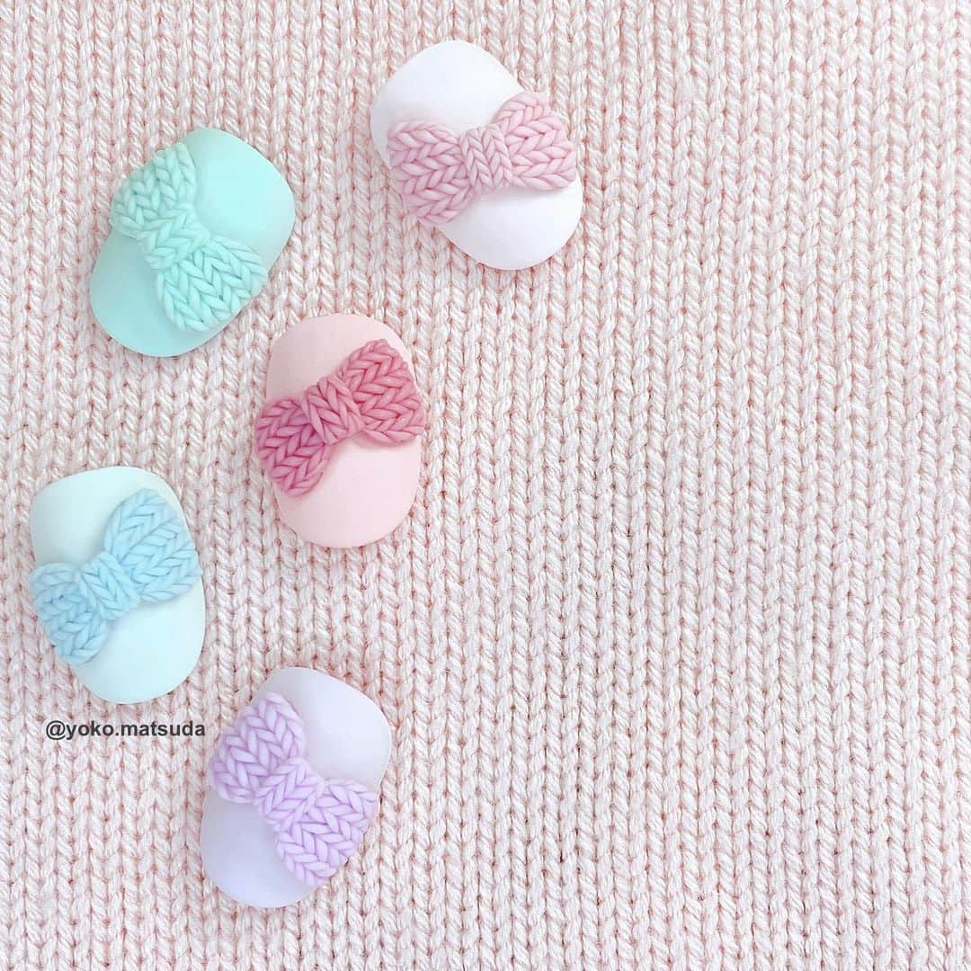 松田ようこさんのインスタグラム写真 - (松田ようこInstagram)「♡Knit nails♡  ふんわりした編み目が 本物のニットみたいな リボンニットネイル  現在お受付中の オンラインニットレッスンでは　 基本の編み方から リボンニットなどの応用まで　 幅広くレッスン中です♡  お申込みは プロフィールから♡♡♡  #Knitnails  #knitnailart  #knitnaildesign  #ニットネイル #リボンニットネイル #yokomatsuda  #松田ようこ　 #riccagel  #nailpartner」12月4日 18時06分 - yoko.matsuda