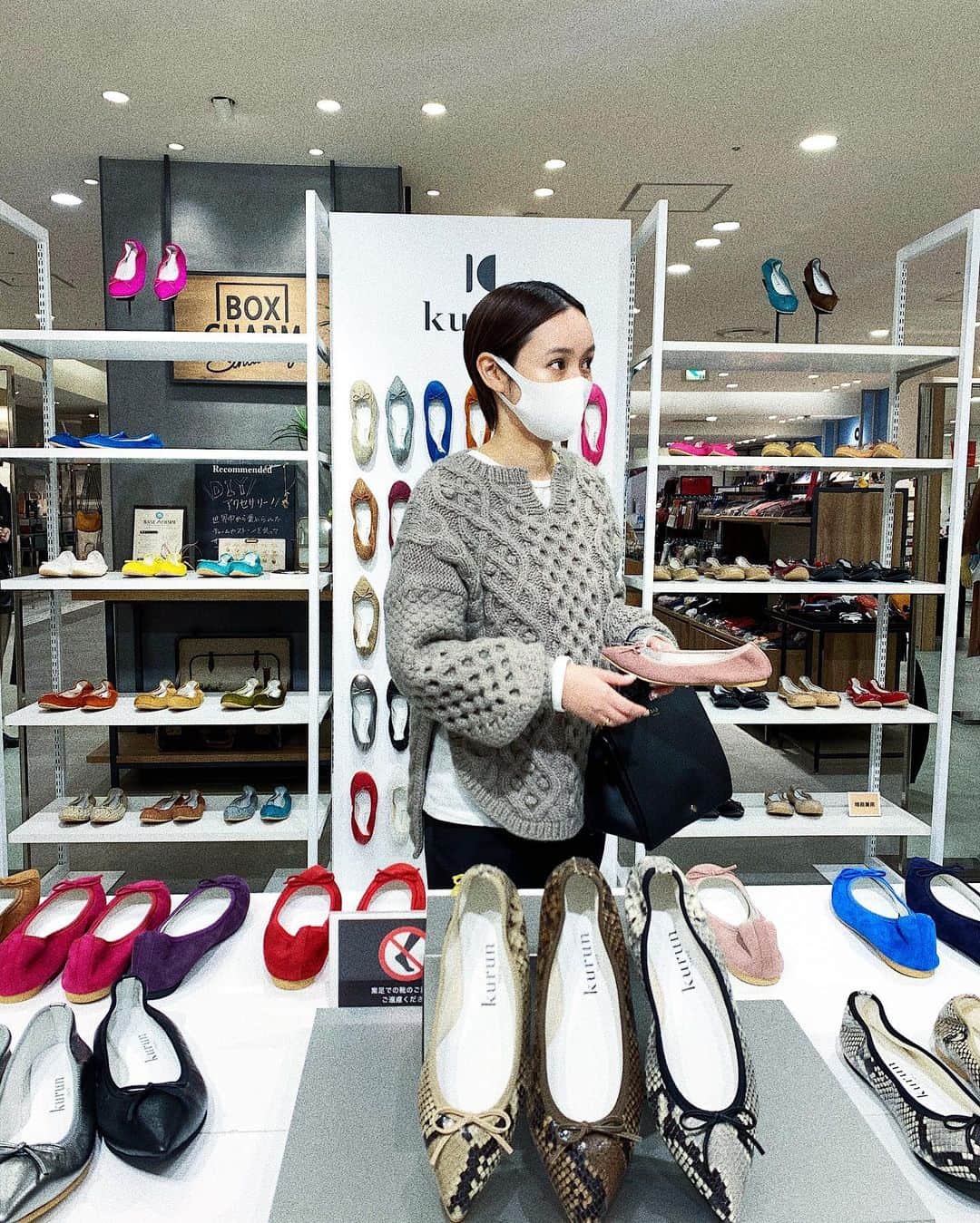 のインスタグラム：「・ 12/3日から12/8まで 天神大丸でpopupをしている  @kurun_official に行ってきました 🩰！  ・  浅草で職人さんが1足ずつ丁寧に製作している MADE IN JAPAN のフラットシューズ🇯🇵！  ネットで見てたよりも  本物のほうがとても可愛くて 迷ったぁ😱   そして kurunは履いてないみたいに 軽いとこも おすすめです 🥺 !  ぜひ 実物を見て選べる今のタイミングに 見に行ってみてください 👀!  #kuruntokyo #クルントウキョウ」