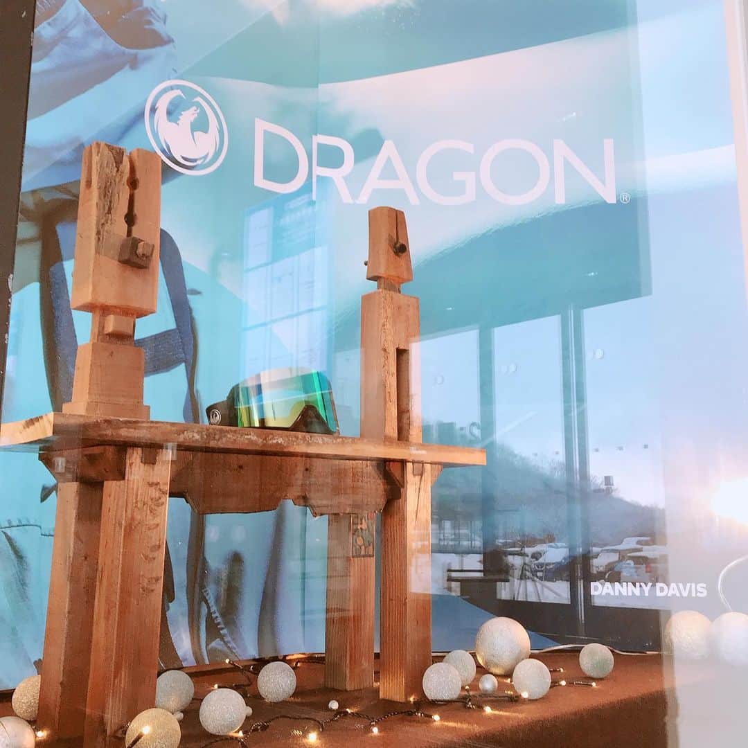 dragonalliancejapan （公式）さんのインスタグラム写真 - (dragonalliancejapan （公式）Instagram)「ニセコマウンテンリゾート グラン・ヒラフ / マウンテンセンター ウィンドウディスプレイ🏢  @bagworm69 製作の木工什器 と共に、DRAGON2020-2021モードにリニューアルしました❗️ ニセコに来訪の際にはチェック🙏🏻❄️  #ドラゴンゴーグル #dragongoggles #dragonalliance #niseko #nisekojapan #nisekograndhirafu #nisekohirafu #japow #japowder #japowhokkaido」12月4日 18時19分 - dragon_japan