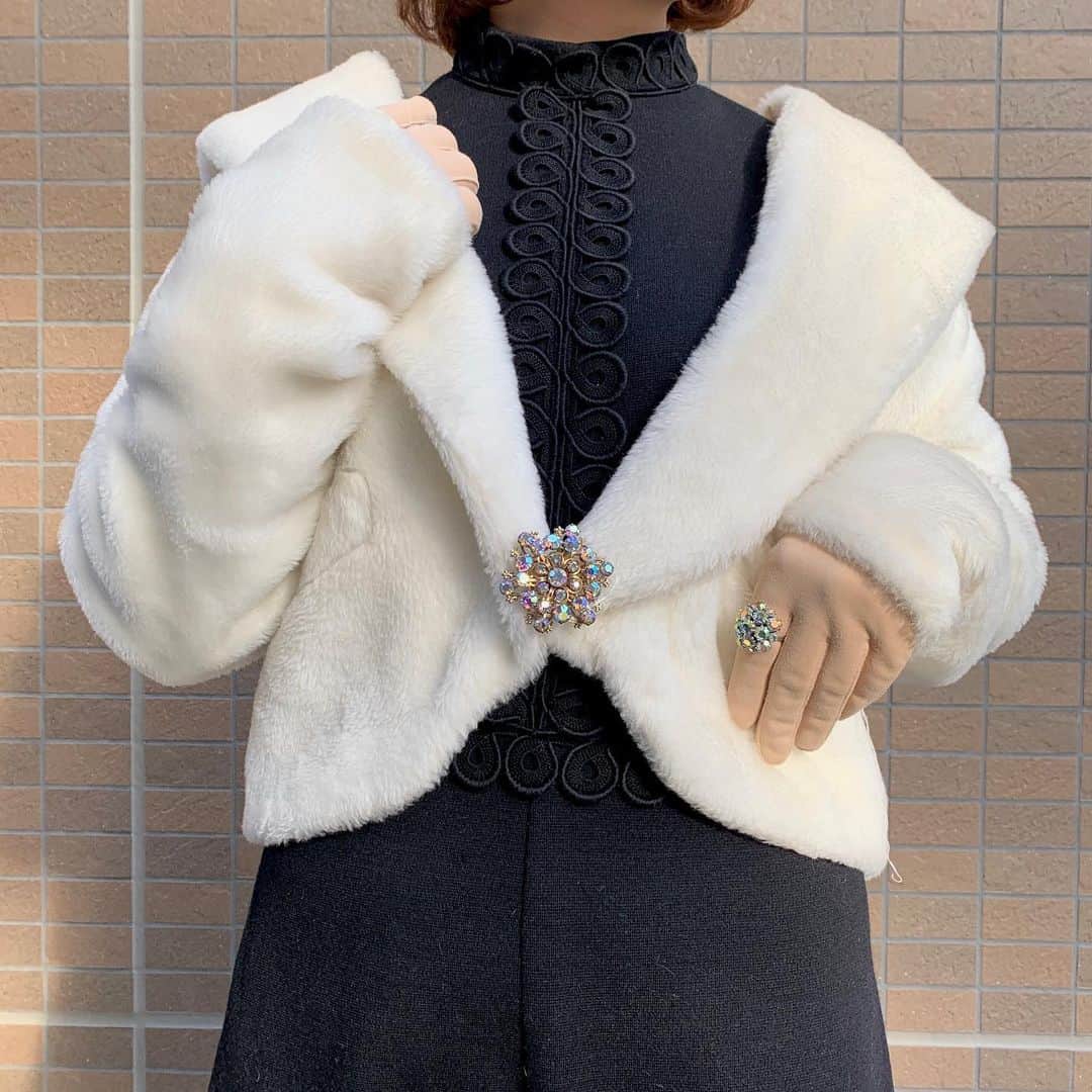 NUTTY Vintage&Collectibleのインスタグラム：「🐇RECOMMEND ITEM WEARING🐇  ☑︎vtg white boa short coat  まるで雪の中に隠れる純白のうさぎのようなボアジャケット。  着用してみるとより使いやすさに感動します。 ショート丈なのでボトムスやドレスと合わせる時に全体のバランスがとりやすいです。  純白なので、どんな色にも染めれるアイテム。あなたはどんな着方をする？  💌DMよりお問い合わせ/通販承っております💌  ------------------------------------ 🛍NUTTY通販について🛍 ------------------------------------- ＜ONLINE STORE＞ VINTAGE▶︎http://nutty.theshop.jp/ USED SELECT▶︎https://nuttyselect.official.ec/ （プロフィールページURLよりjump🕊） ㅤㅤㅤㅤㅤㅤㅤㅤㅤㅤㅤㅤㅤ ＜VIDEO CHAT SHOPPING＞ テレビ電話をお繋ぎして、リアルタイムでご案内いたします。詳細は過去の投稿をご覧ください。」