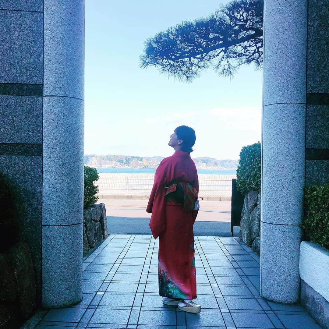 のインスタグラム：「♡ ♡ ♡ 和の心  たまには着物でお出かけ✨  凛とした気持ちになれます✨  着方を忘れないためにも  もっと手をとおさなくては✨  christmasを意識して  鮮やかな赤を　選びました✨  帯は半巾で　あそびココロを♡  #湘南#鎌倉グルメ #ランチ#フレンチ #着物コーディネート #kimono#海のある暮らし #コーデ #凛 #着物#アレンジ #お出かけ日和 #着物女子 #kamakurajapan#帯結び#師走 #年末」