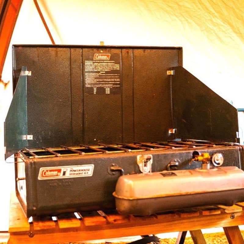 キャンプ情報サイト［ランタン］さんのインスタグラム写真 - (キャンプ情報サイト［ランタン］Instagram)「CAMP SMILE STYLE ／ 長年の相棒が満たしてくれる キャンプ飯とキャンプ酒  ＼ いろんなキャンパーのキャンプスタイルを現地取材と一般キャンパーからの投稿で数多く掲載してます。 . . 詳しくは @lantern.camp webサイトをご覧ください . . #camp #camping #outdoor #travel #trip #lantern_smile #nature #キャンプ #キャンプ用品 #アウトドア #テント #自然 #旅行 #キャンプ初心者 #キャンプ好きな人と繋がりたい #キャンプスタイル #LANTERN #キャンプギア #こだわりキャンプギア #coleman #chums #snowpeak #igloo #スノーピーク_テント #羽釜 #冬キャンプ #ソロキャンプ #かぶとの森テラス」12月4日 18時15分 - lantern.camp