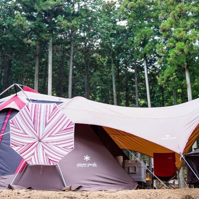 キャンプ情報サイト［ランタン］さんのインスタグラム写真 - (キャンプ情報サイト［ランタン］Instagram)「CAMP SMILE STYLE ／ 長年の相棒が満たしてくれる キャンプ飯とキャンプ酒  ＼ いろんなキャンパーのキャンプスタイルを現地取材と一般キャンパーからの投稿で数多く掲載してます。 . . 詳しくは @lantern.camp webサイトをご覧ください . . #camp #camping #outdoor #travel #trip #lantern_smile #nature #キャンプ #キャンプ用品 #アウトドア #テント #自然 #旅行 #キャンプ初心者 #キャンプ好きな人と繋がりたい #キャンプスタイル #LANTERN #キャンプギア #こだわりキャンプギア #coleman #chums #snowpeak #igloo #スノーピーク_テント #羽釜 #冬キャンプ #ソロキャンプ #かぶとの森テラス」12月4日 18時15分 - lantern.camp