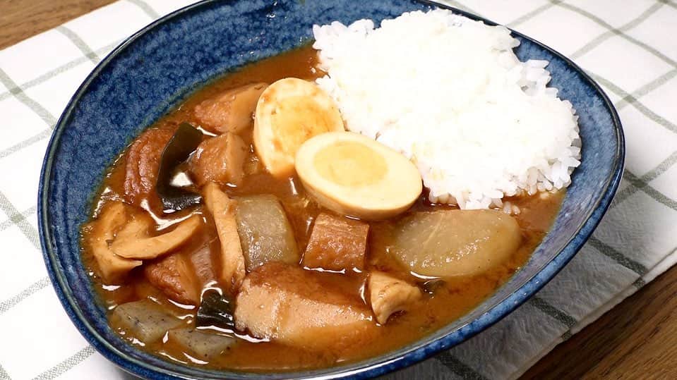 馬場裕之のインスタグラム：「おでんカレー🍢🍛 簡単で具沢山なカレーが8分で出来ますよ☺️  YouTube「馬場ごはん」 にてご視聴くださいー😸 . ▷ @hiro88 ◁ ⇧⇧⇧⇧⇧⇧⇧ こちらをクリック😻  #新しい日常  #一緒にやってみよう #おうちごはん  #吉本自宅劇場  #馬場ごはん #おつまみ #簡単」