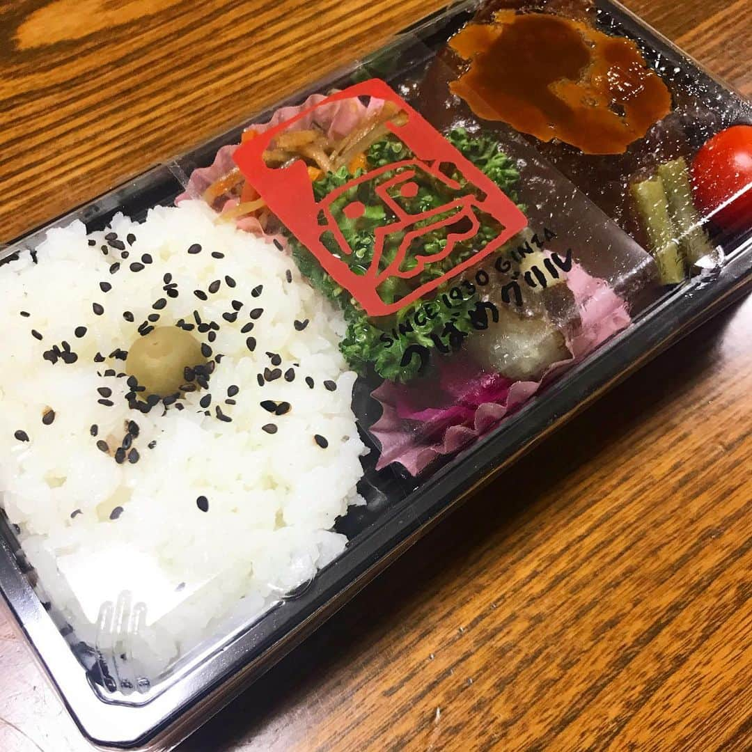 畑中葉子さんのインスタグラム写真 - (畑中葉子Instagram)「ハンブルグステーキ弁当😋💕 つばめグリル ・ このところチョット忙しくて疲れも出ているので、家族の晩ごはんはお弁当を買ってきた❣️ ・ #ハンブルグステーキ弁当  #つばめグリルハンブルグステーキ弁当 #つばめグリル #お弁当 #yhyum」12月4日 18時15分 - hatanaka_yoko