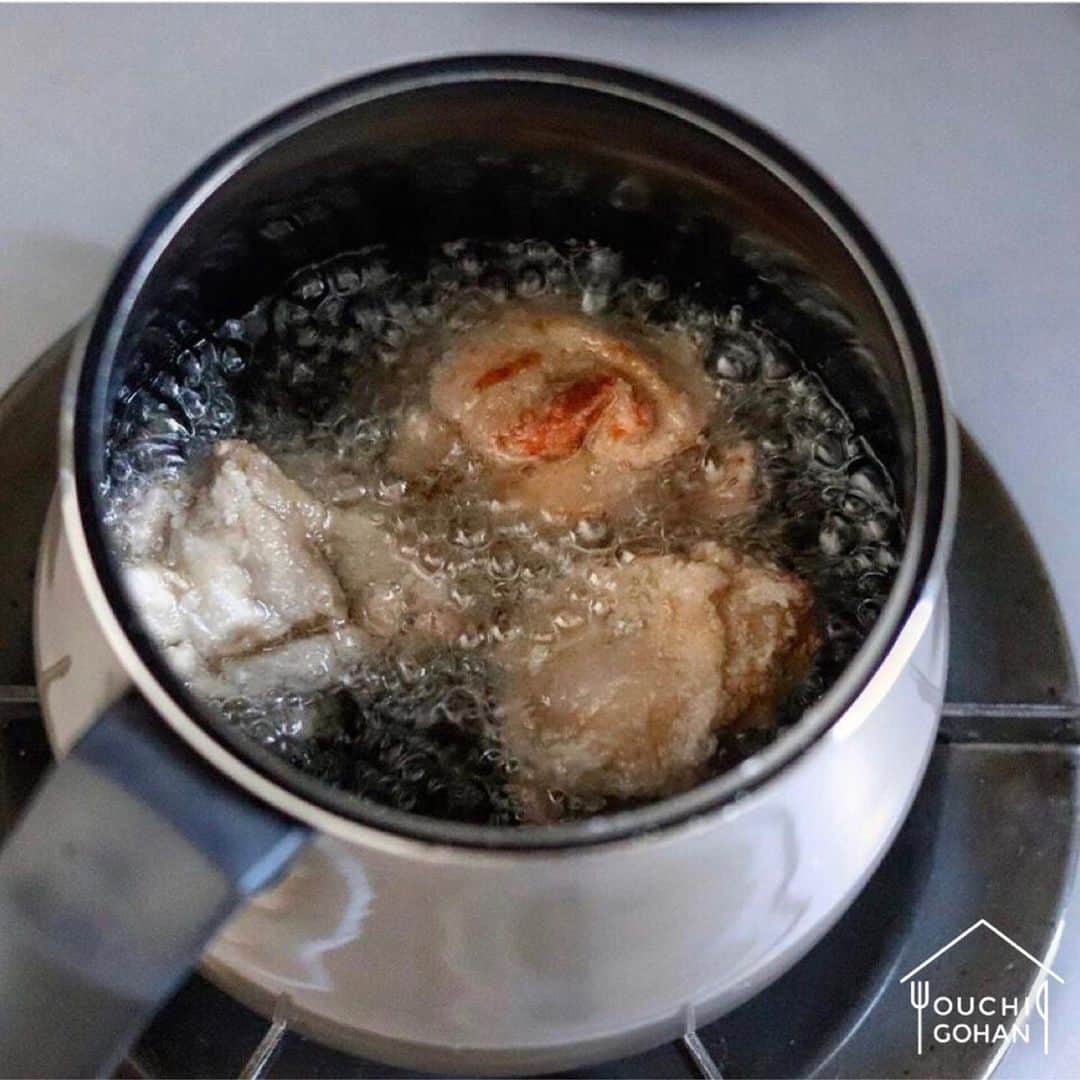 おうちごはん編集部さんのインスタグラム写真 - (おうちごはん編集部Instagram)「上質な料理道具はおいしさを引き出し、料理の楽しさもグレードアップしてくれます😊  今回紹介するのは、ドイツNo.1のキッチン＆テーブルウェアブランドWMF（ヴェーエムエフ）の「フュージョンテック ミネラル マルチポット」。 1台で炊く・煮る・沸かす・揚げる・焼く・炒める・保存の7役をこなし、独自素材と独特のフォルムでより使いやすく、よりおいしさを引き出してくれる注目のアイテムです👍  遠赤外線の力でふっくら炊き上げたおこわや、独特のフォルムで油ハネを気にせず揚げられる唐揚げ、コンパクトなのに大容量だからワンポットで作れるパスタなど、魅力的なお料理もご紹介します！  ぜひチェックしてくださいね！  photo by @omoomo115  @akichamxxx  @misareon  ------------------ ◆おうちごはん記事はプロフィール欄からご覧ください！ https://ouchi-gohan.jp/2863/  @ouchigohan.jp のプロフィールのURLをクリックしてね  ［staff : さっちー］﻿ ------------------﻿  #WMF #WMFのある暮らし #ヴェーエムエフ #フュージョンテックミネラル #フュージョンテックミネラルマルチポット #マルチポット#ドイツブランド #キッチンアイテム #キッチンツール #お鍋　#鍋　#ポット #ouchigohanlover #おうちごはんlover #おうちごはんラバー#デリスタグラマー #ouchigohan #いつものいただきますを楽しく #おうちカフェ  #lin_stagrammer #おうちごはんキャンペーン #おうちごはん  #foodporn #foodphoto #foodstyling #campaign #pr」12月4日 18時16分 - ouchigohan.jp