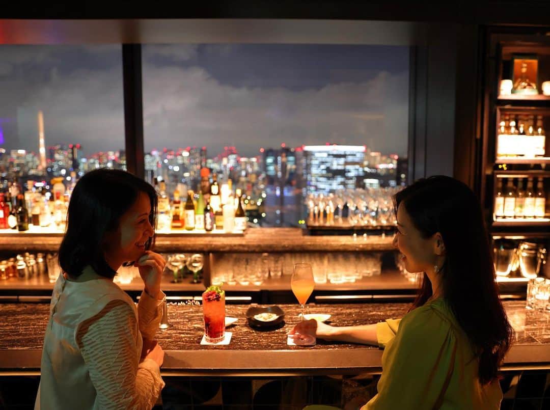 Table 9 TOKYO のインスタグラム：「. 一週間お疲れ様でした。  明日お仕事の方もそうでない方も、東京の景色を眺めながらご褒美時間を過ごしませんか🥂  良い週末をお迎えください。  . Share your own images with us by tagging @table9tokyo _______________________________________ #品川プリンスホテル #品川 #東京 #プリンスホテル #table9tokyo #shinagawaprincehotel #princehotels #tokyo #shinagawa #bar #バー #バーカウンター #ご褒美時間」