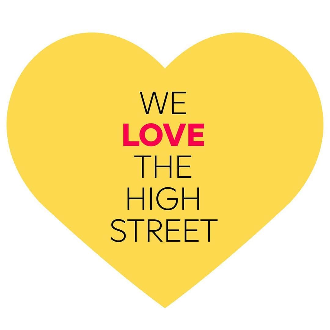 Nextさんのインスタグラム写真 - (NextInstagram)「The high street will always be in fashion! It's a home we’ve shared with some great brands for a very long time. Comment with a 💛 if you are like us standing by the high street. #standingbythehighstreet」12月4日 18時21分 - nextofficial