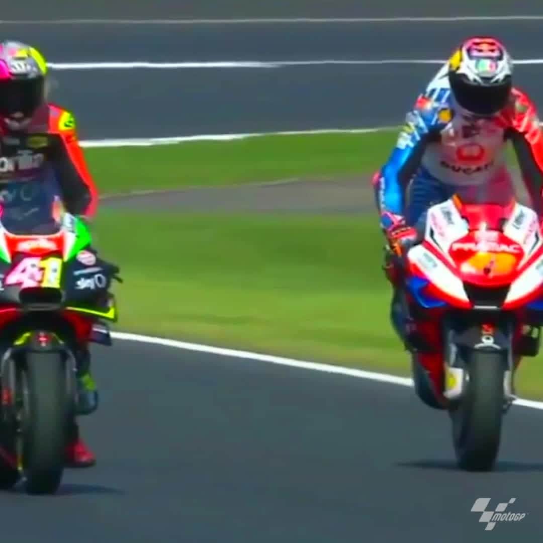 レッドブルのインスタグラム：「you can always count on @jackmilleraus to take things up a notch 😂 👏   #redbull #givesyouwiiings #motorsports #motogp #stoppie」