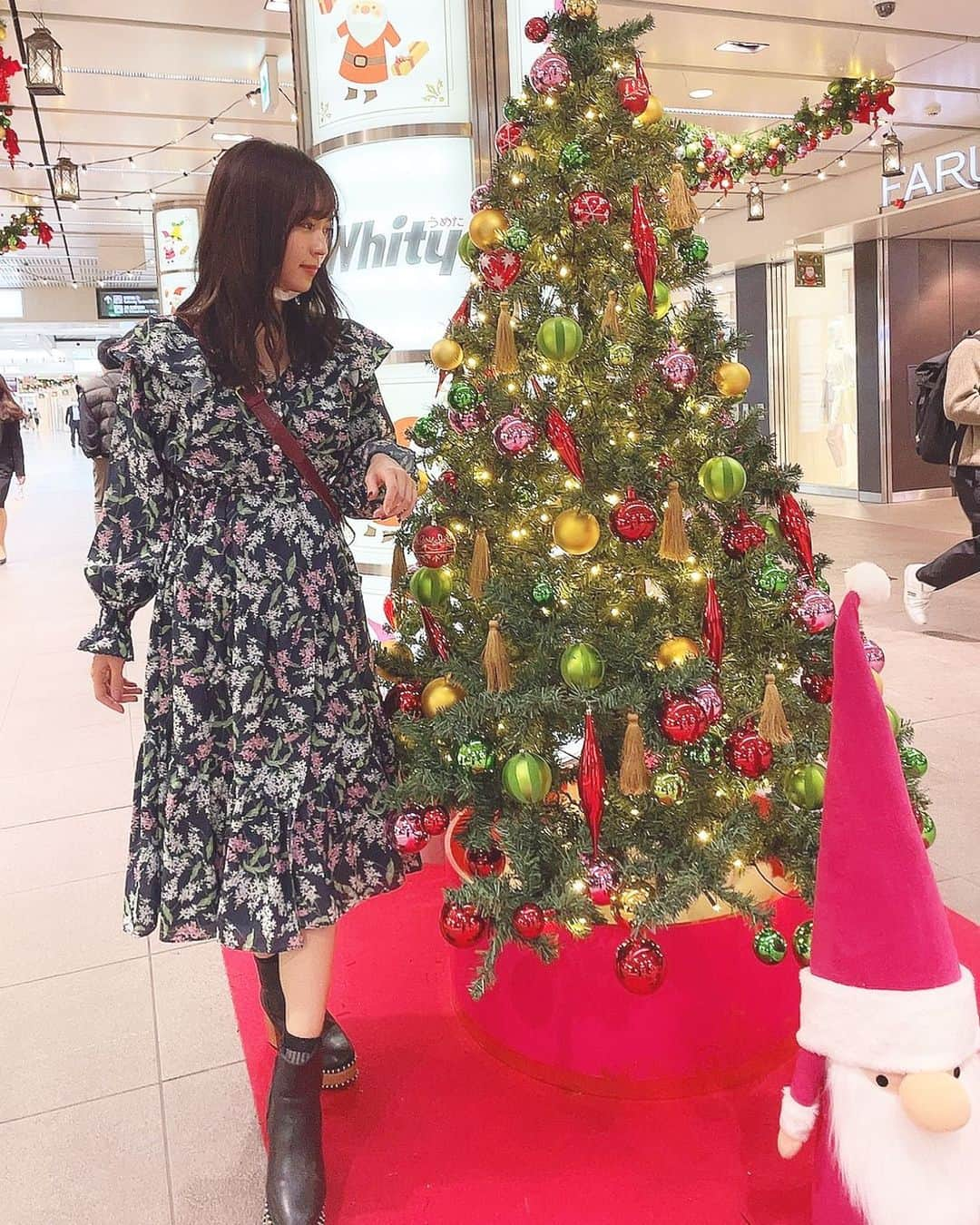 みき みーやんさんのインスタグラム写真 - (みき みーやんInstagram)「@whityumeda にあるクリスマスツリー🎄💕❤ (最近ツリーがあるととりあえず写真撮ってまう🤳w . ワンピースは @chesty_official  繊細なデザインが他と絶対被らないから好き😭💕 . #chesty#チェスティー#今日のコーデ #プチプラ#ootd#ワンピース#パンツコーデ#ニットワンピ#ブラウンコーデ#ヘアスタイル#ヘアアレンジ#ファッション#韓国ファッション#カジュアルコーデ#コーデ記録#今日の服装#パンツ#fashion#スカートコーデ#skirt#大人女子コーデ#グレイル#ナチュラルメイク#makeup#photo_jpn#プチプラコーデ#冬コーデ#ブーツコーデ#ワンピース」12月4日 18時23分 - mi_yan0101