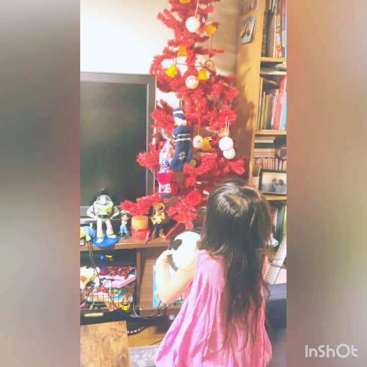 のインスタグラム：「先日本屋さんで、粘土のハンバーガー作りキットが欲しいと泣き喚いて駄々こねて、私から雷落とされた娘。  雷後の帰り道、シクシク泣きながら歩く娘に 私もちょっとだけ心痛んだけど。  その後けろっと元気になって ちゃんと諦められて偉いねと思っていたのに。。。  サンタさんにおねだりしてたんかー（笑） どうりで往生際いいなとおもったわ！（笑）  しかも、パンダさん使って、ワンオクターブ高い声で（笑）#ちゃっかりものの娘   #娘4歳6ヶ月#サンタさんにお願い」